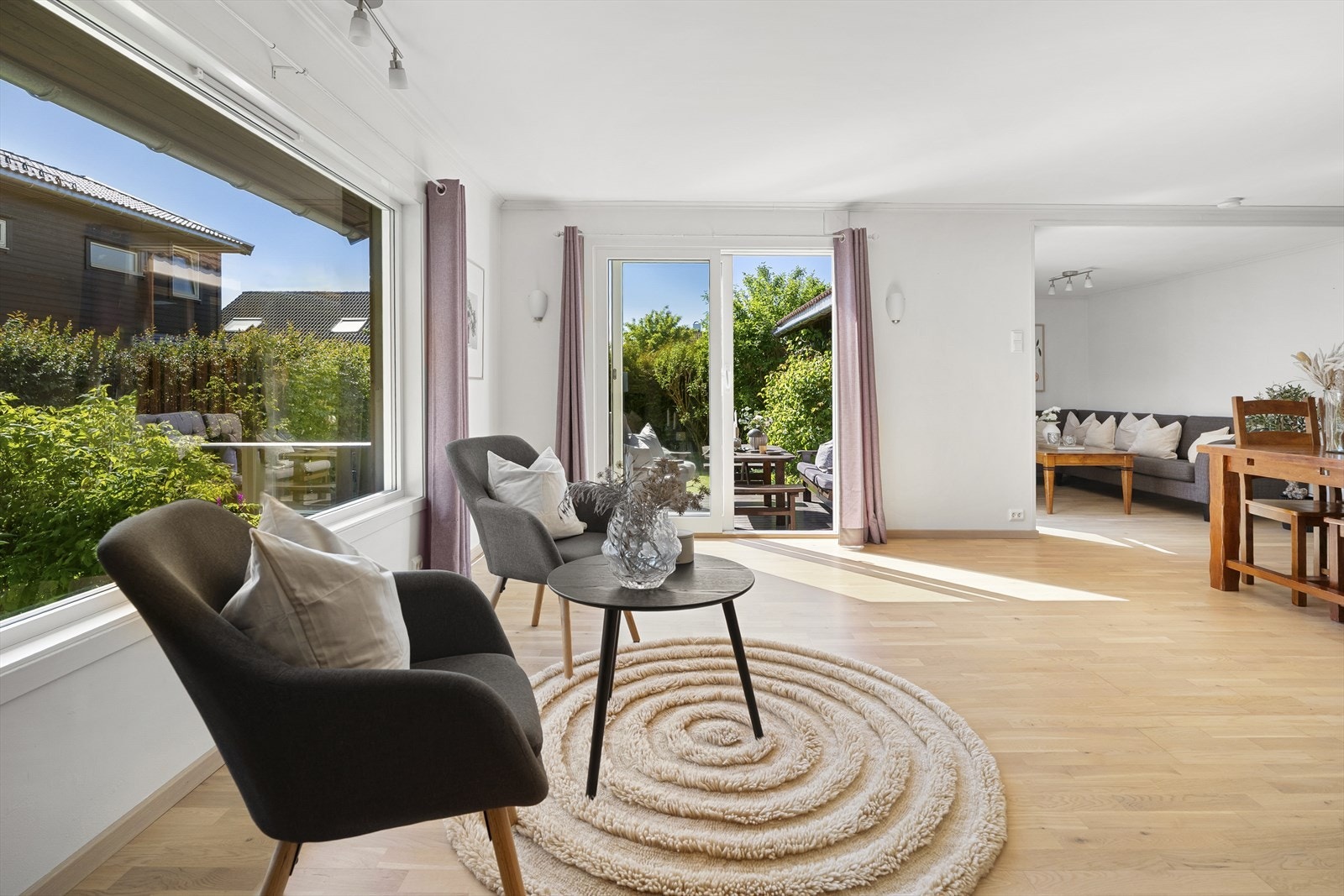 - God plass til storfamilien, og direkte adkomst til terrasse fra stuen - Galleribilde