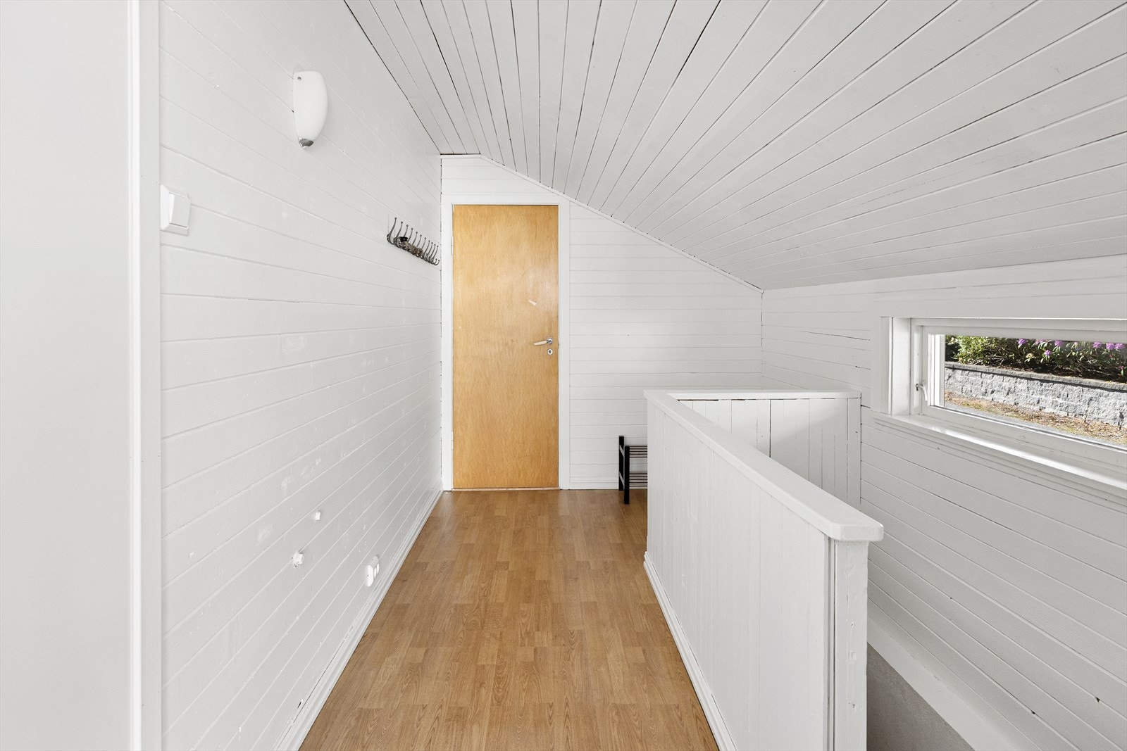 - Romslig entré med adkomst til kjøkken, tv-stue og underetasje - Galleribilde