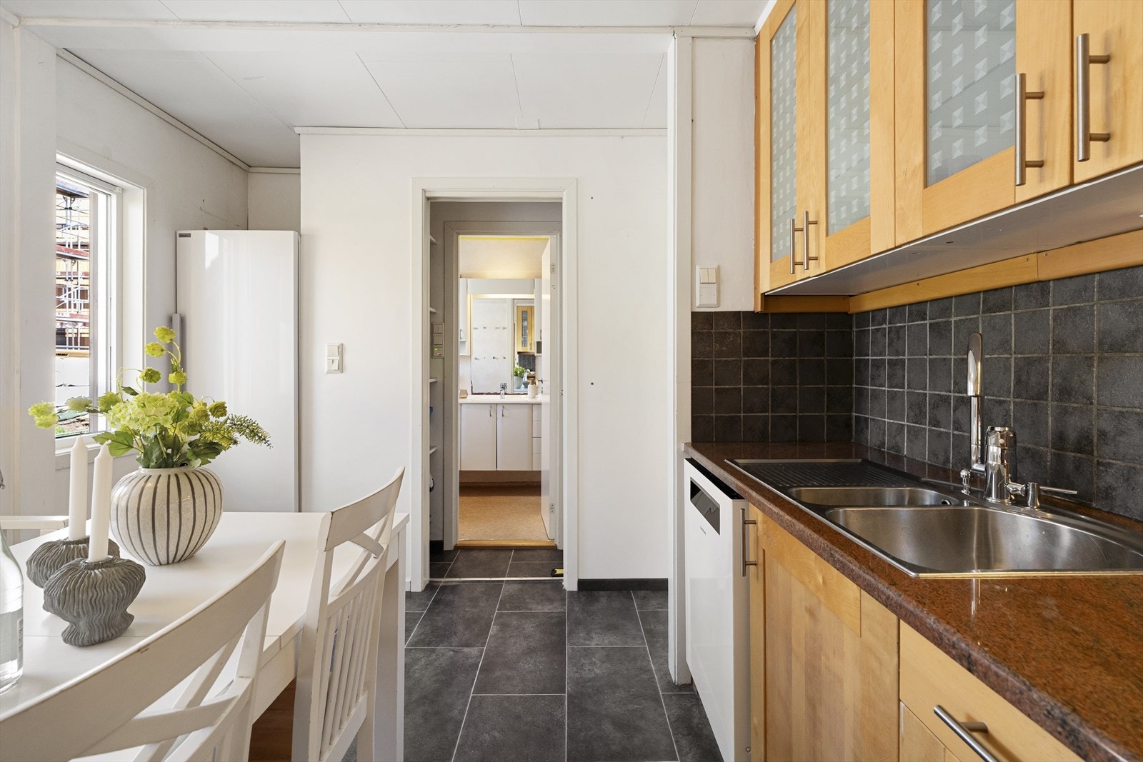 - Lagringsplass i hyller før badet - Galleribilde