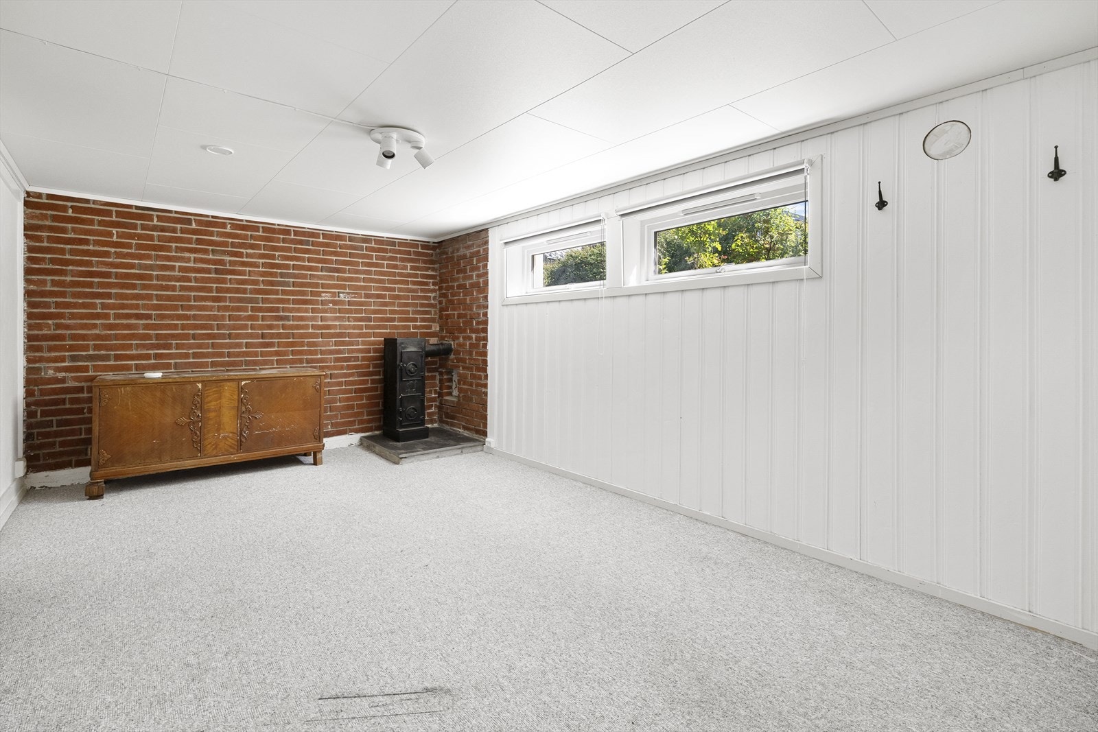 - Underetasjen er brukt som kjellerstue og bodplass. Dette rommet er godkjent som hobbyrom - Galleribilde