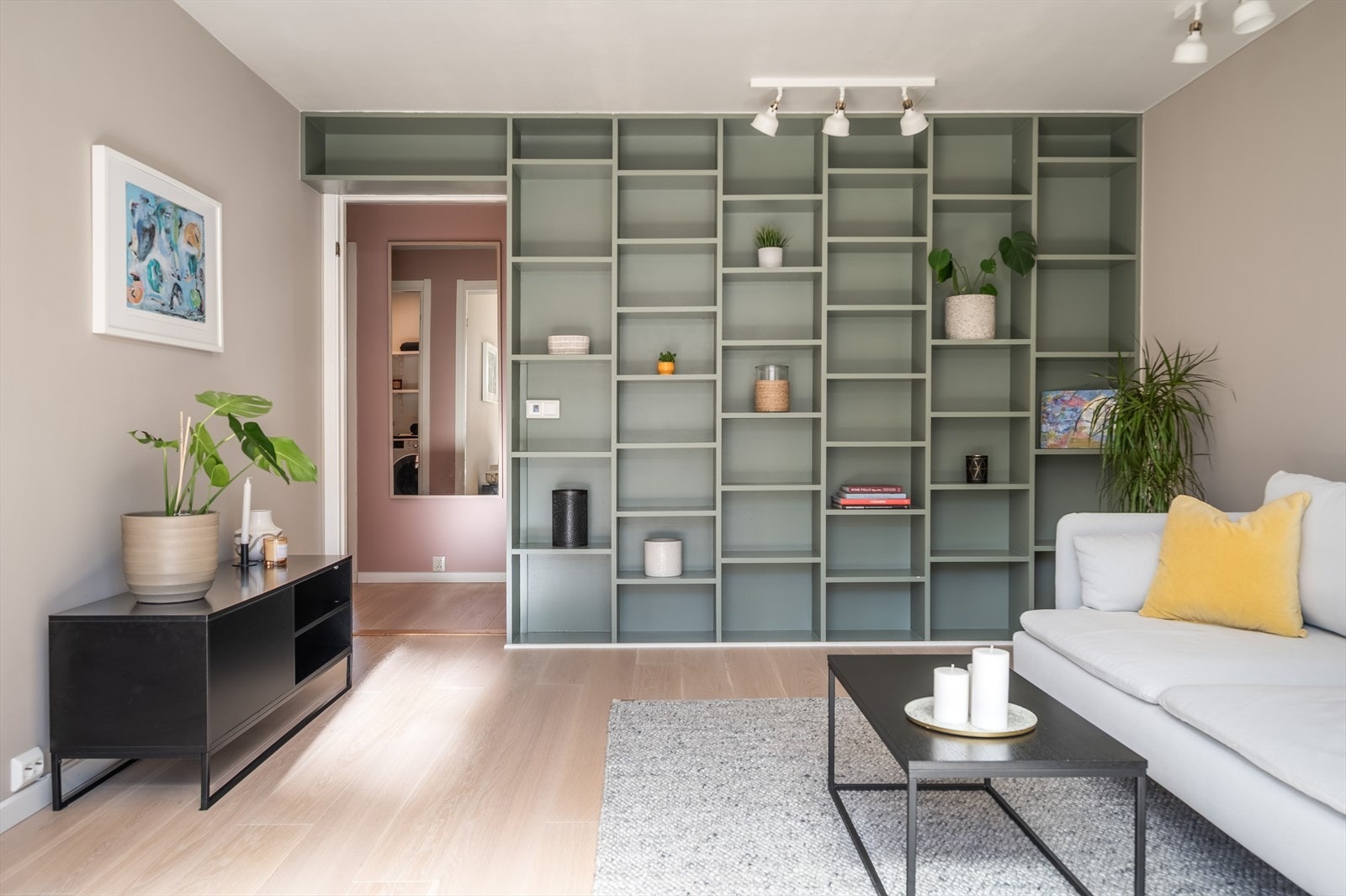 Plassbygd arkitekttegnet hylleløsning for bøker og dekor. Galleribilde