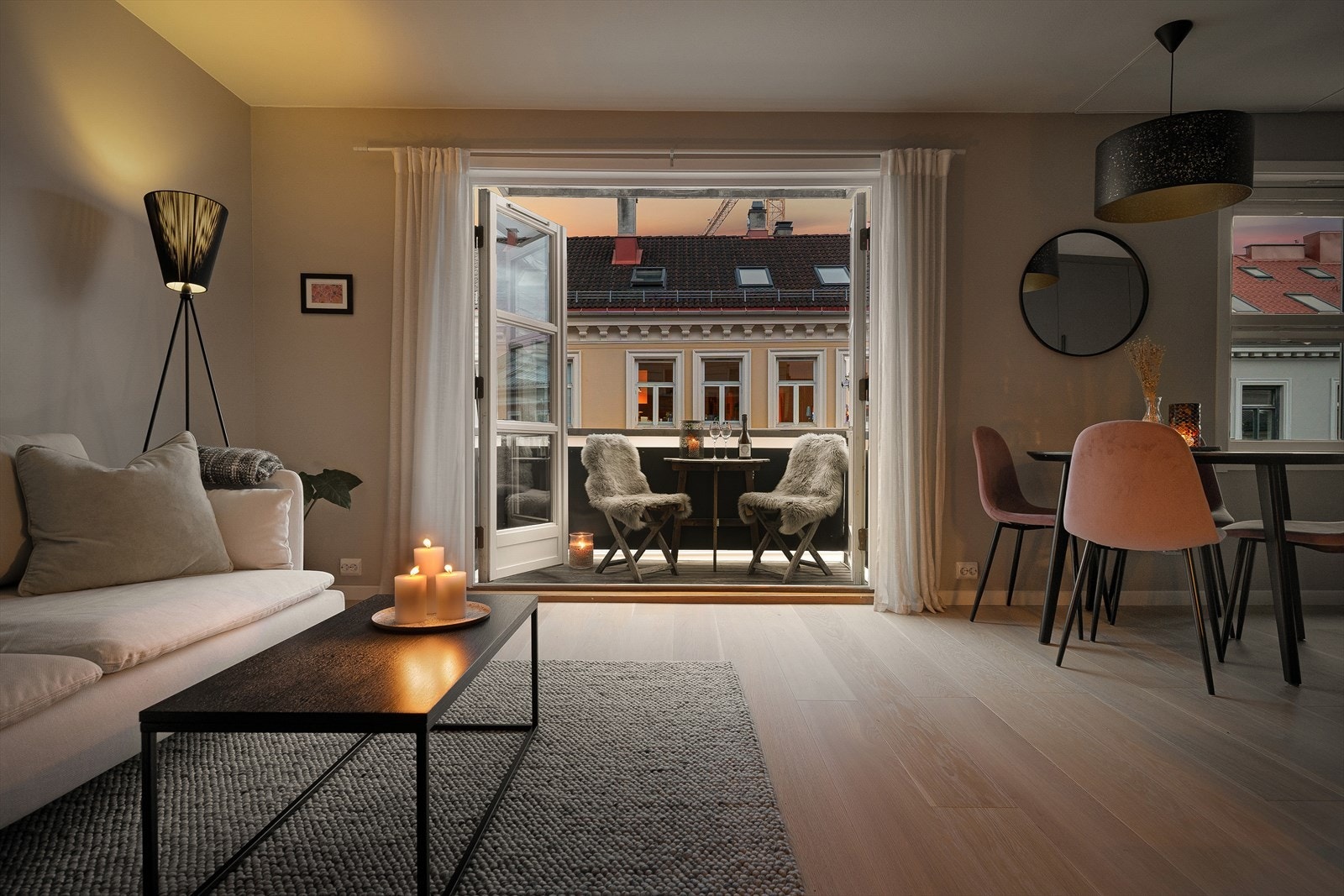 Det er lagt varmefolie under parkettgulvet som sørger for en lun atmosfære. Galleribilde