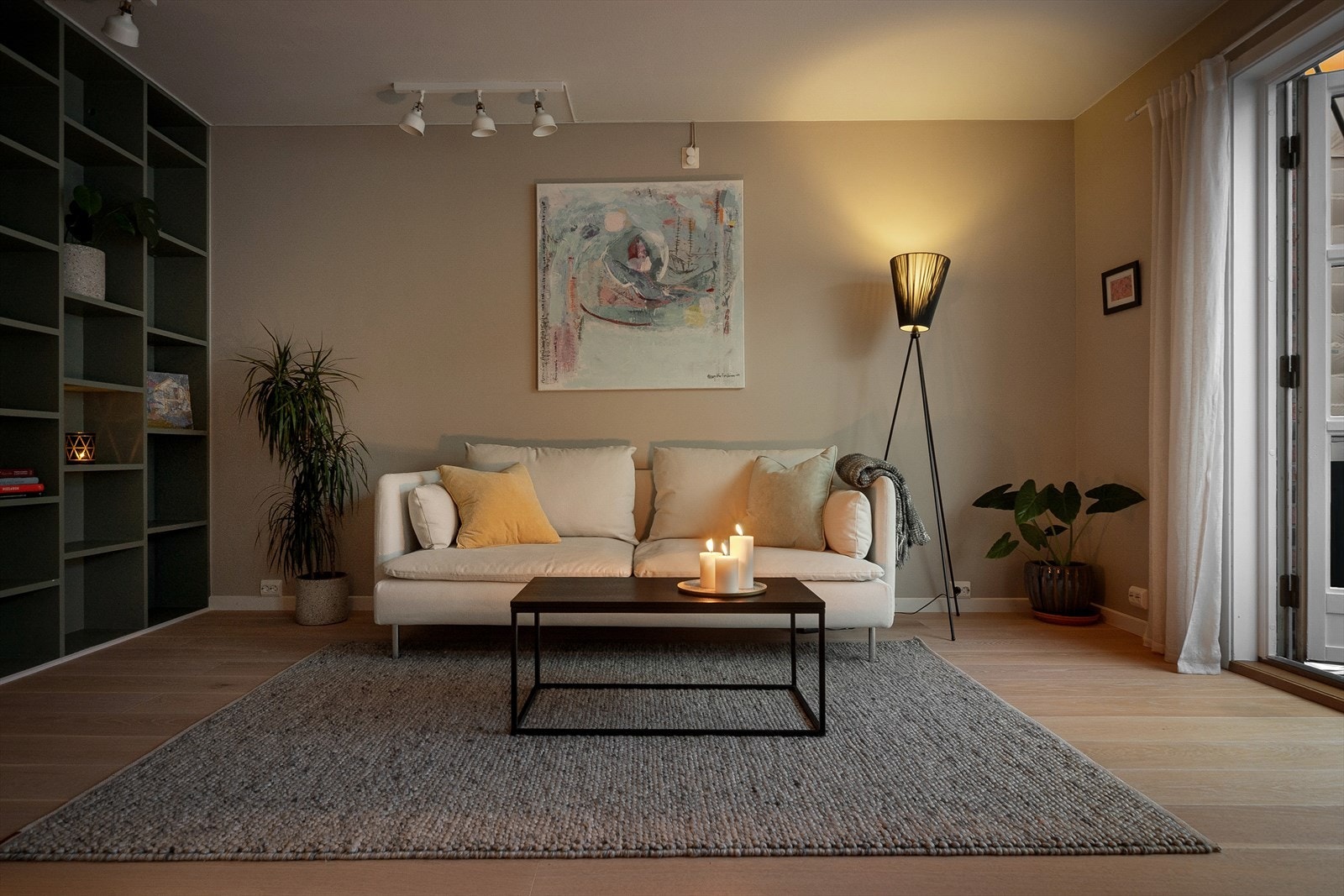 Stuen har gode møbleringsmuligheter med plass til sofagruppe, mediemøbler og spisebord. Galleribilde