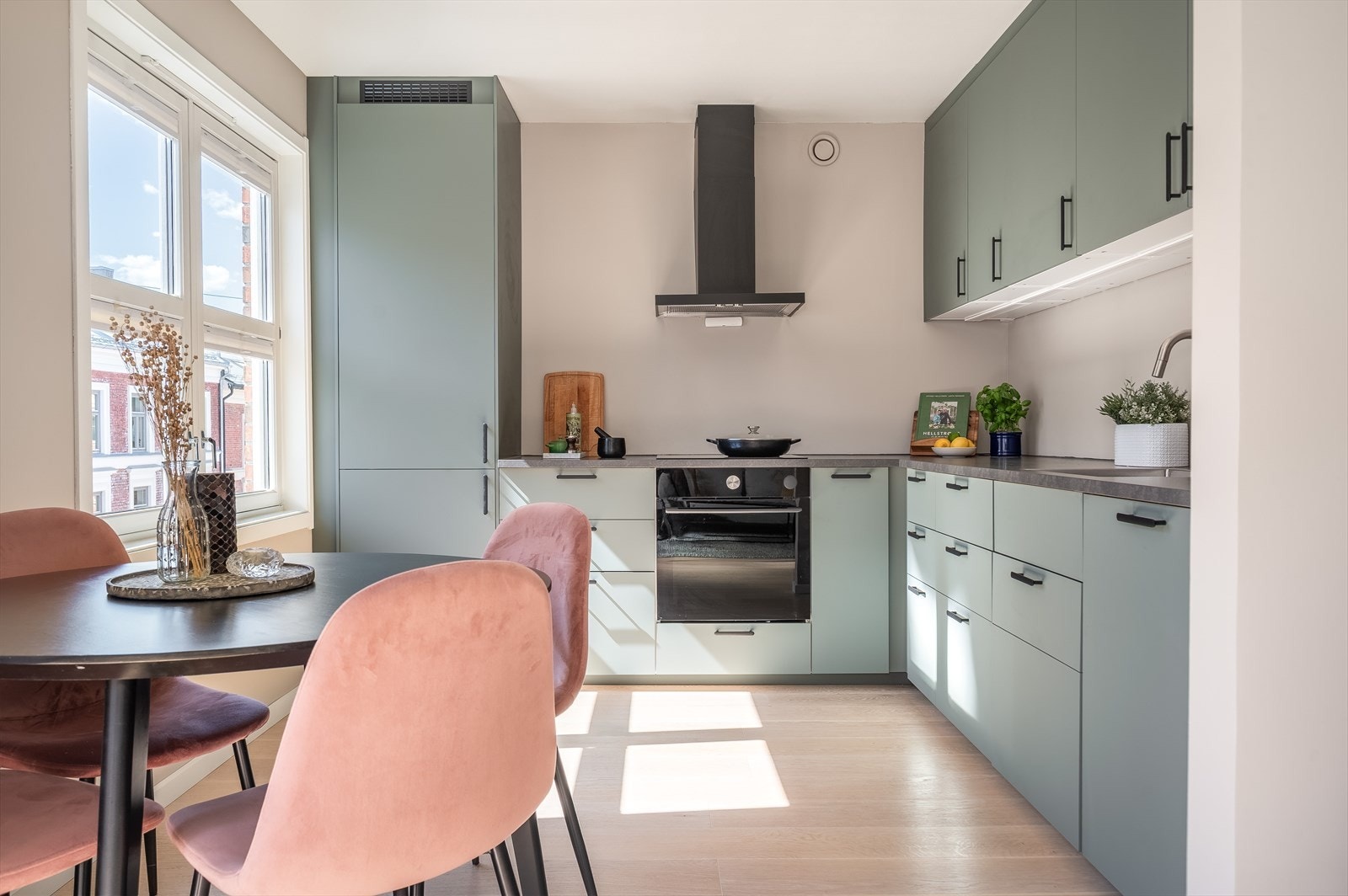 Kjøkkenet har rikelig med lagringsplass i skap og skuffer samt godt med benkeplass. Galleribilde