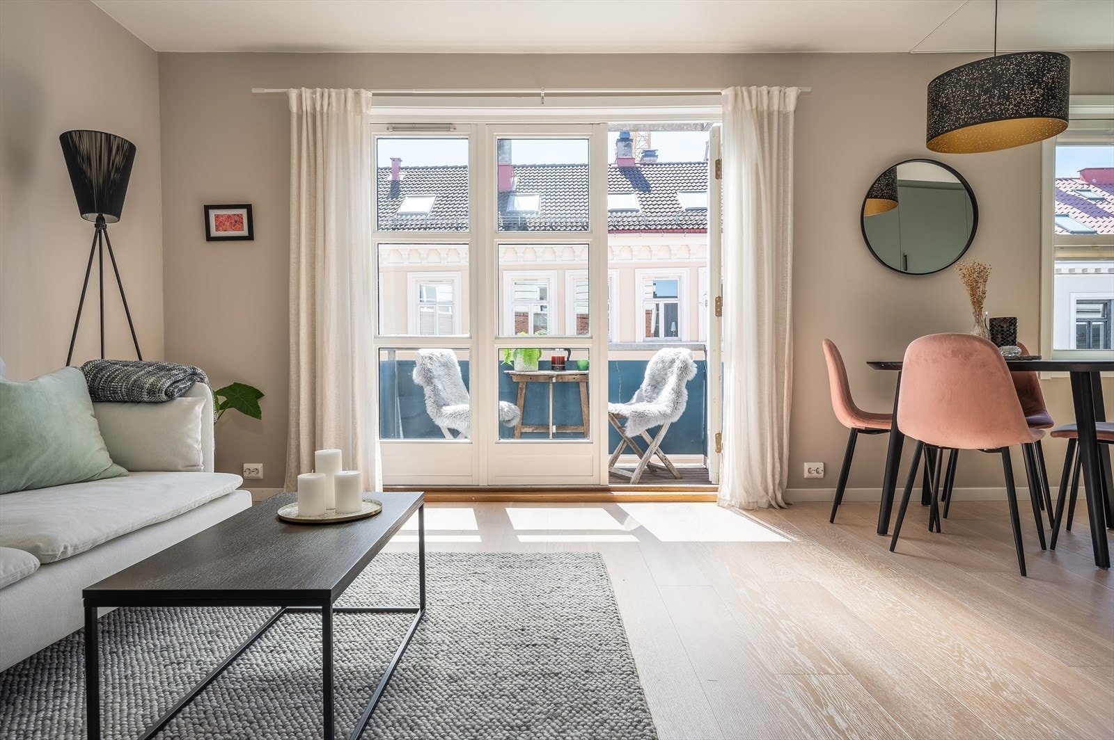 Stuen har store vindusflater som slipper inn rikelig med naturlig lys. Galleribilde