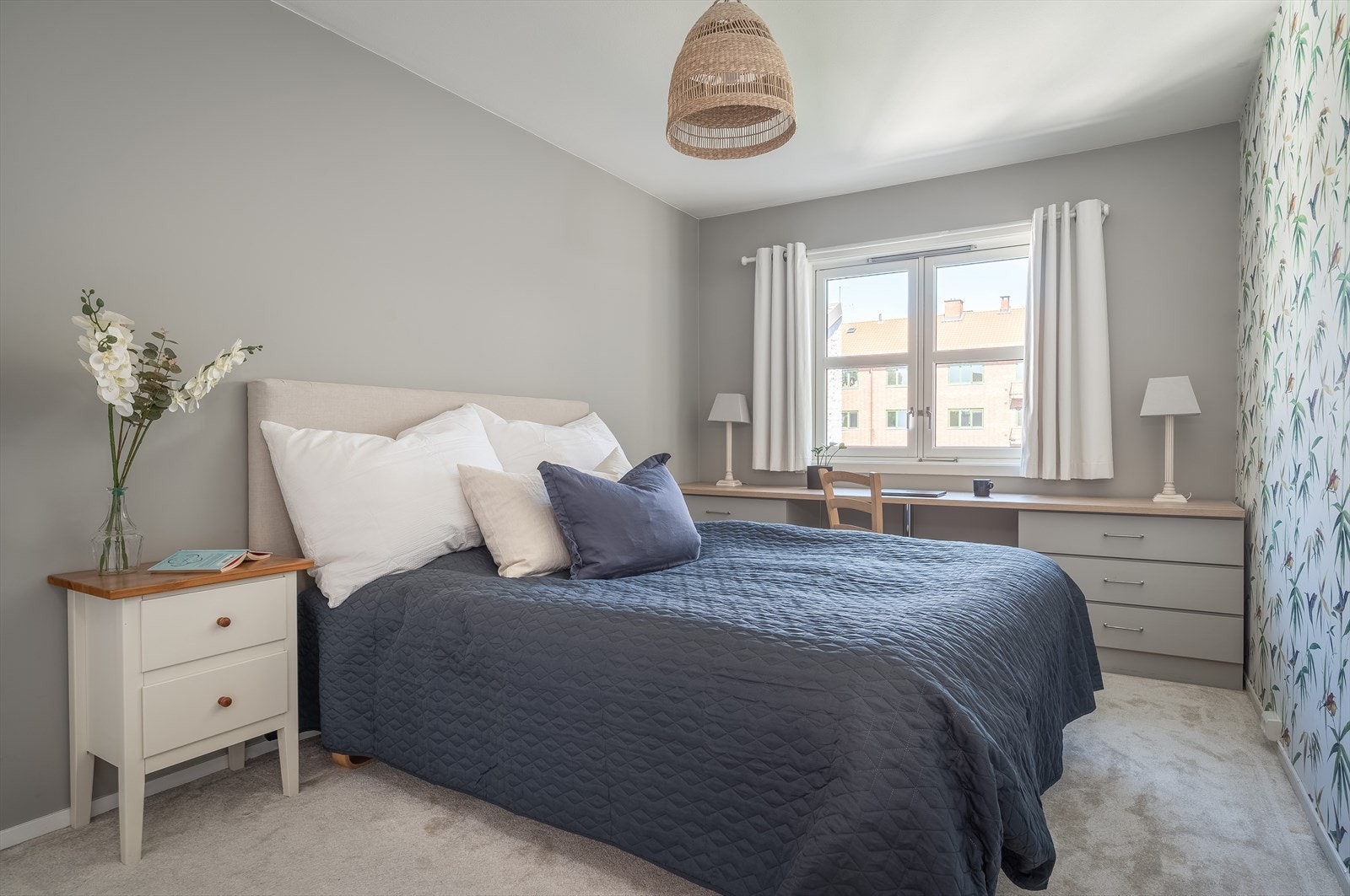 Lunt og romslig soverom med plass til dobbeltseng, tilhørende nattbord og annet soveromsinteriør. Galleribilde