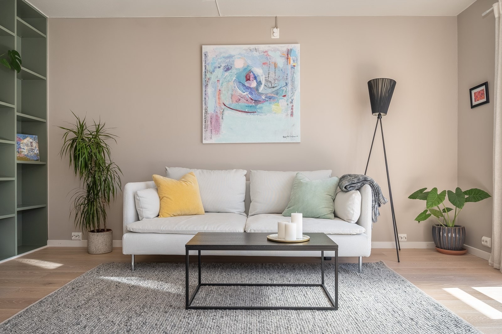 Lys og romslig stue som er enkel å innredet etter eget ønske. Galleribilde