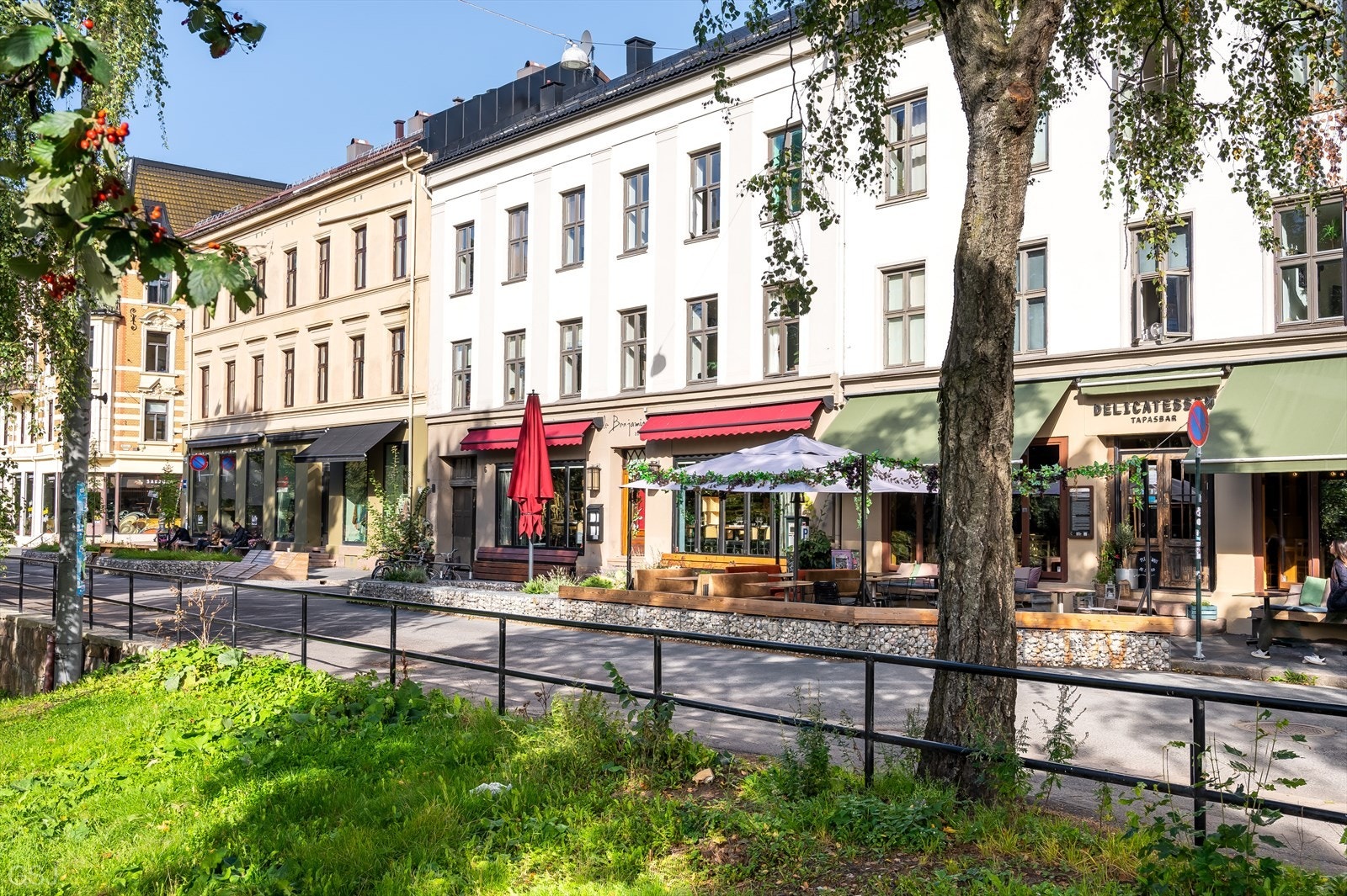 Grünerløkka - et av byens mest mangfoldige områder med en rekke forskjellige nisjebutikker, restauranter og pulserende uteliv. Galleribilde