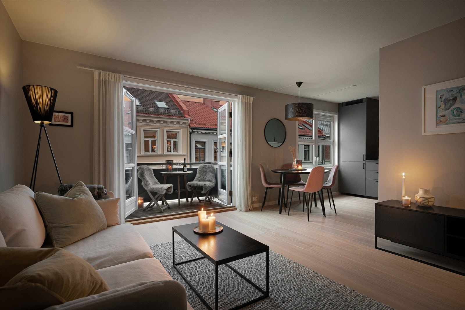 Hyggelig kveldsstemning i stuen. Galleribilde