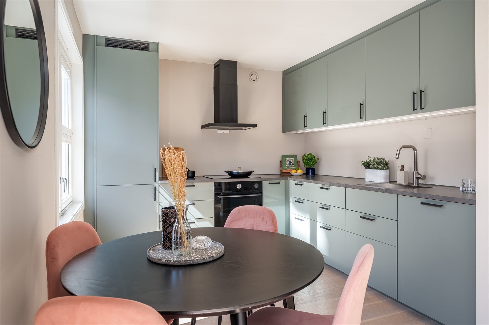 Lekkert og moderne Ikea kjøkken fra 2021 i åpen løsning mot stuen. Galleribilde