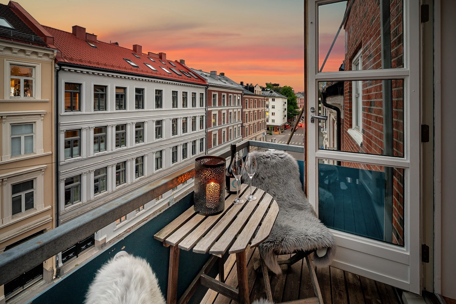 Koselig balkong med plass til to, perfekt for kveldsro. Galleribilde