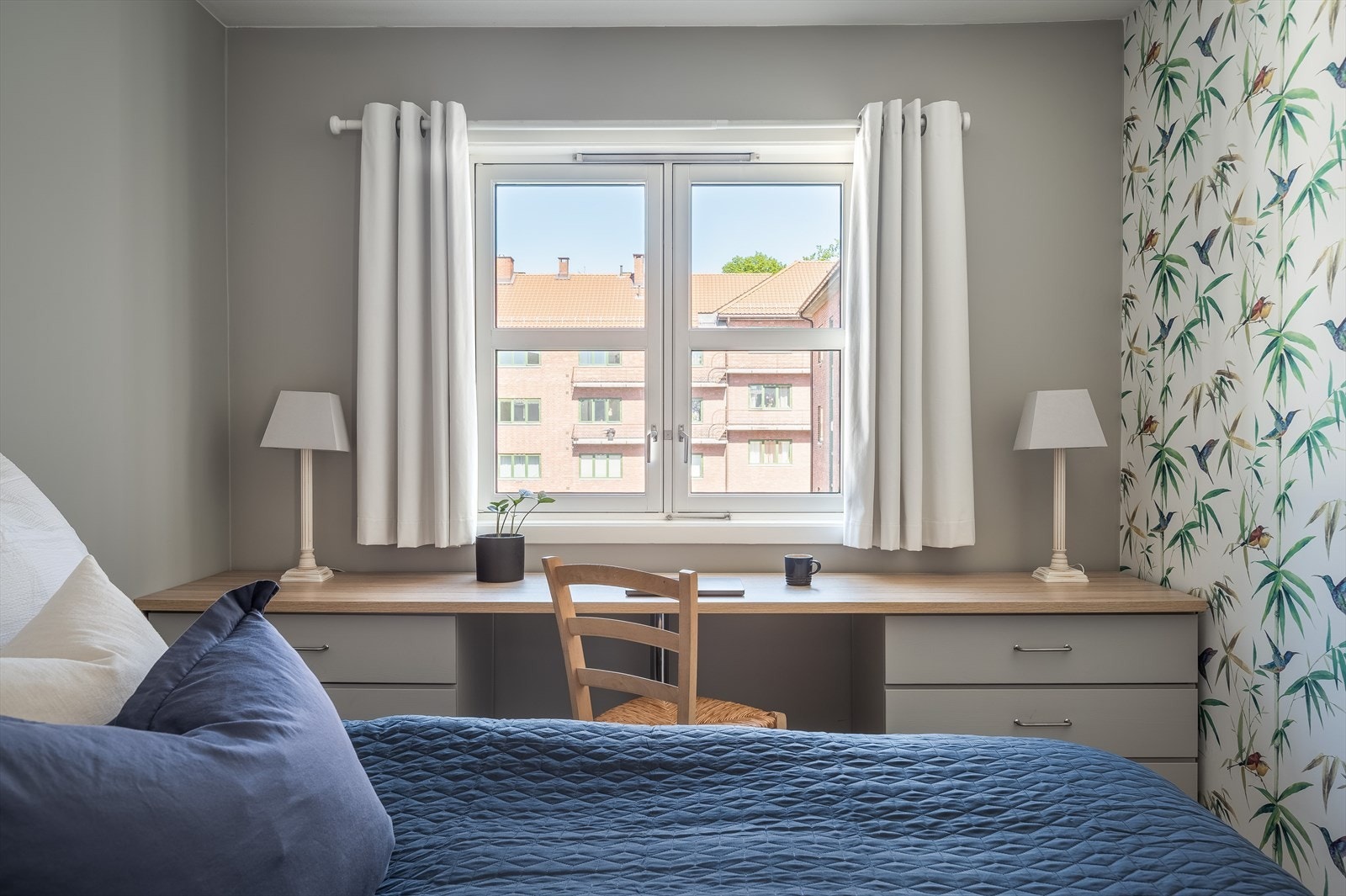 Soverommet har i tillegg en plassbygd skrivepult, perfekt for hjemmekontor! Galleribilde