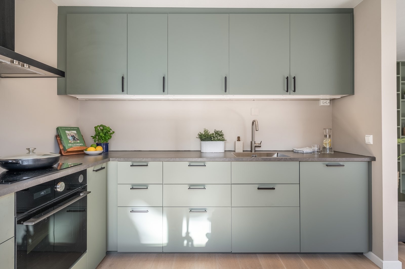 Innredningen består av matte fronter, benkeplater i laminat, underlimt oppvaskkum og integrerte hvitevarer. Galleribilde