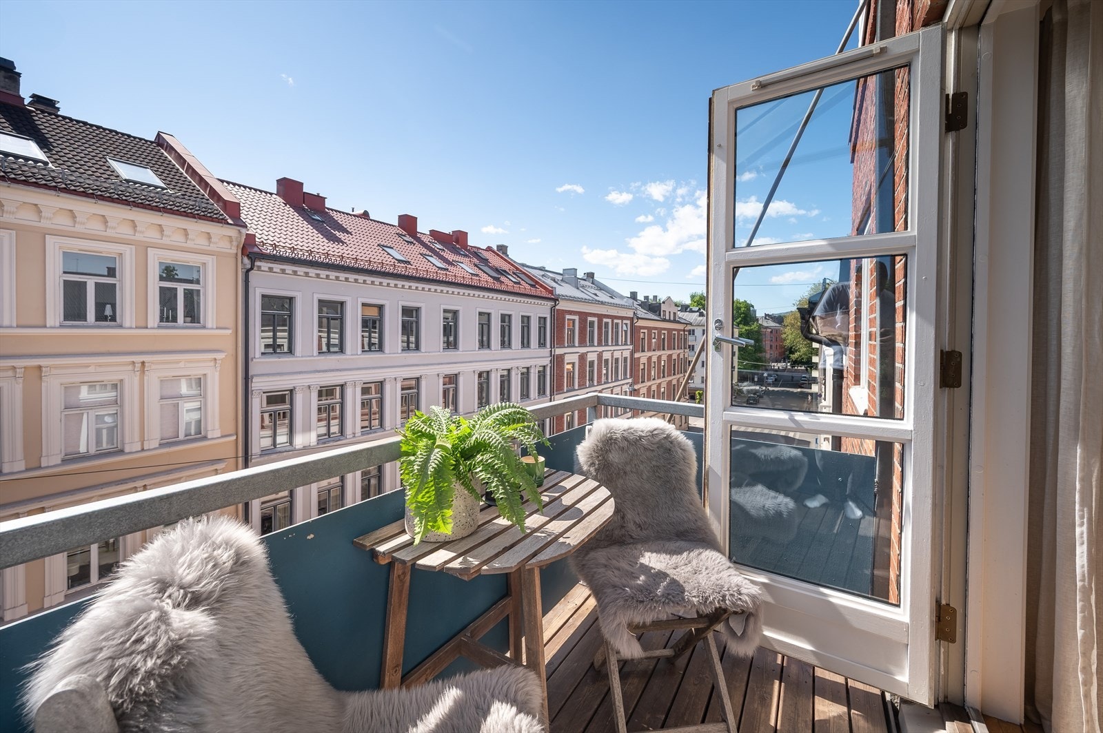 Beliggenheten kombinerer det beste av to verdener: urbant og sentralt, men likevel rolig og tilbaketrukket. Galleribilde