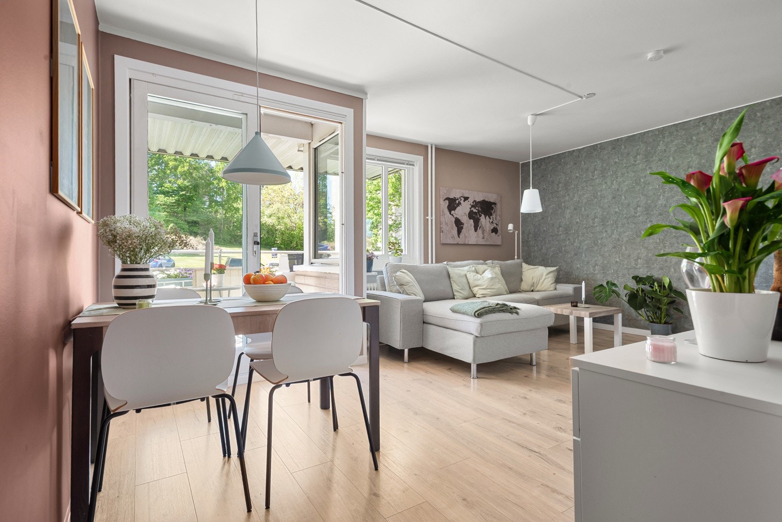 Stuen i leiligheten er romslig og flott opplyst med store vindusflater som gir rikelig med naturlig lys, og skaper en god atmosfære. Galleribilde