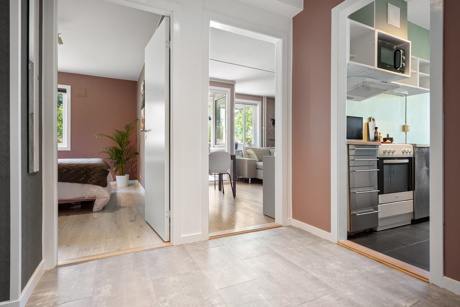 Fra entréen har du direkte tilgang til samtlige rom i boligen, noe som gir en effektiv og funksjonell planløsning. Galleribilde