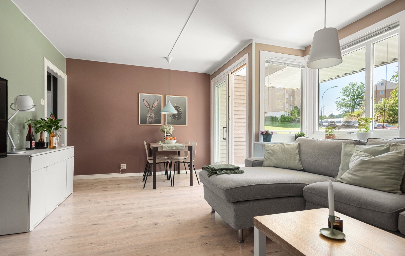 Det er gode møbleringsmuligheter i stuen, med plass til sofamøbler med tilhørende stuebord, multimedia, spisegruppe og annet ønskelig møblement. Galleribilde