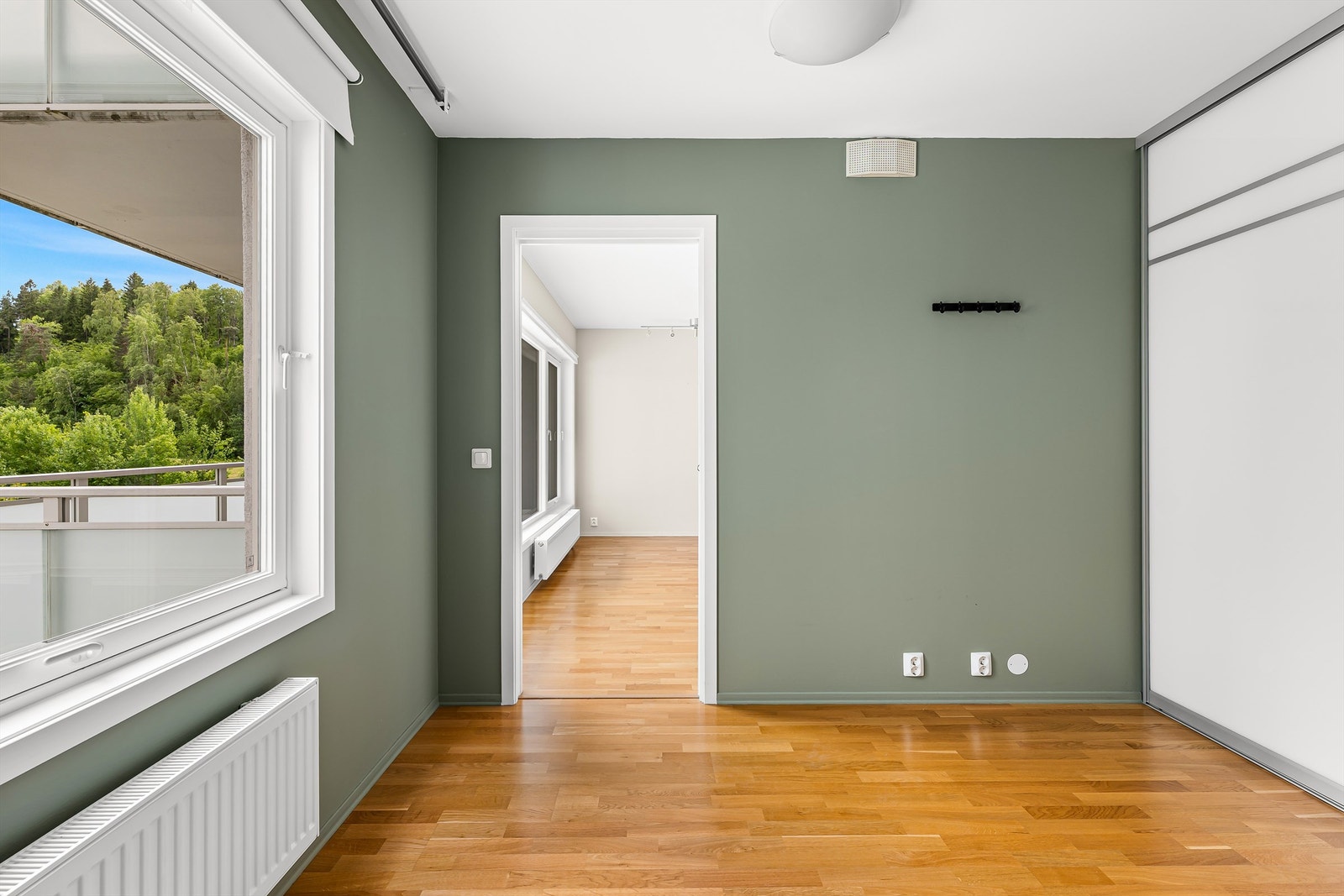 Romslig soverom med god plass til seng og garderobeplass. Galleribilde
