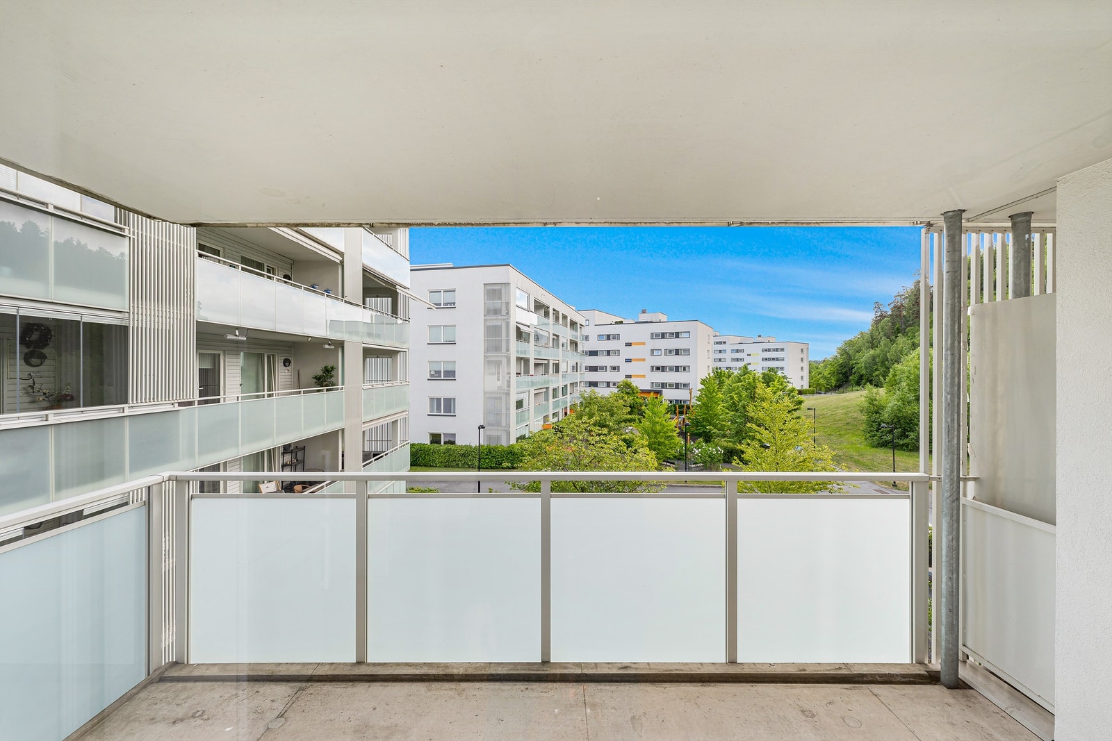 Romslig balkong på 9 kvm med hyggelig utsyn og gode solforhold. Galleribilde
