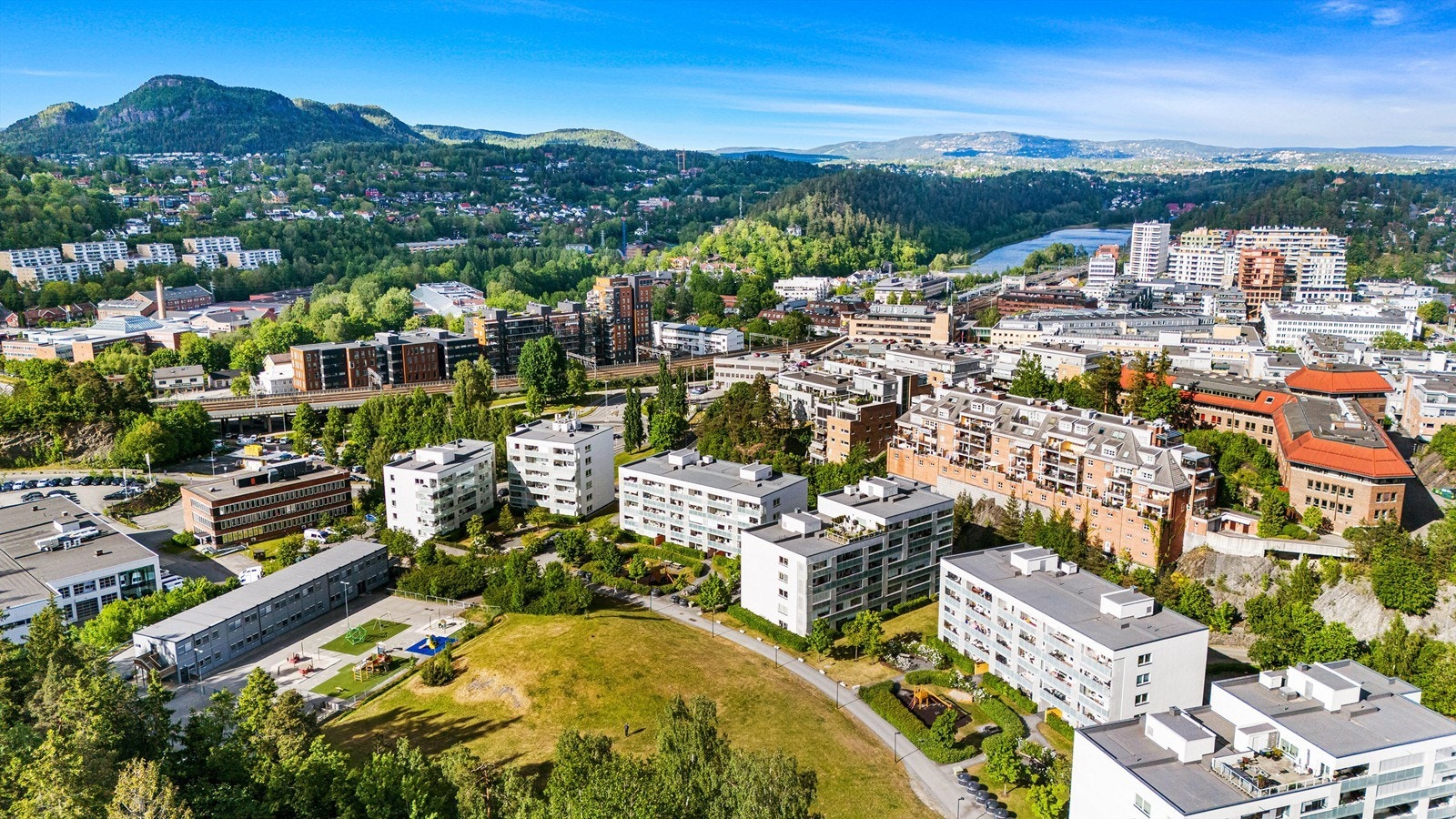 Jongsåsveien 2A ligger vis a vis Sandvika Storsenter, og kun få min gange til togstasjonen. Galleribilde