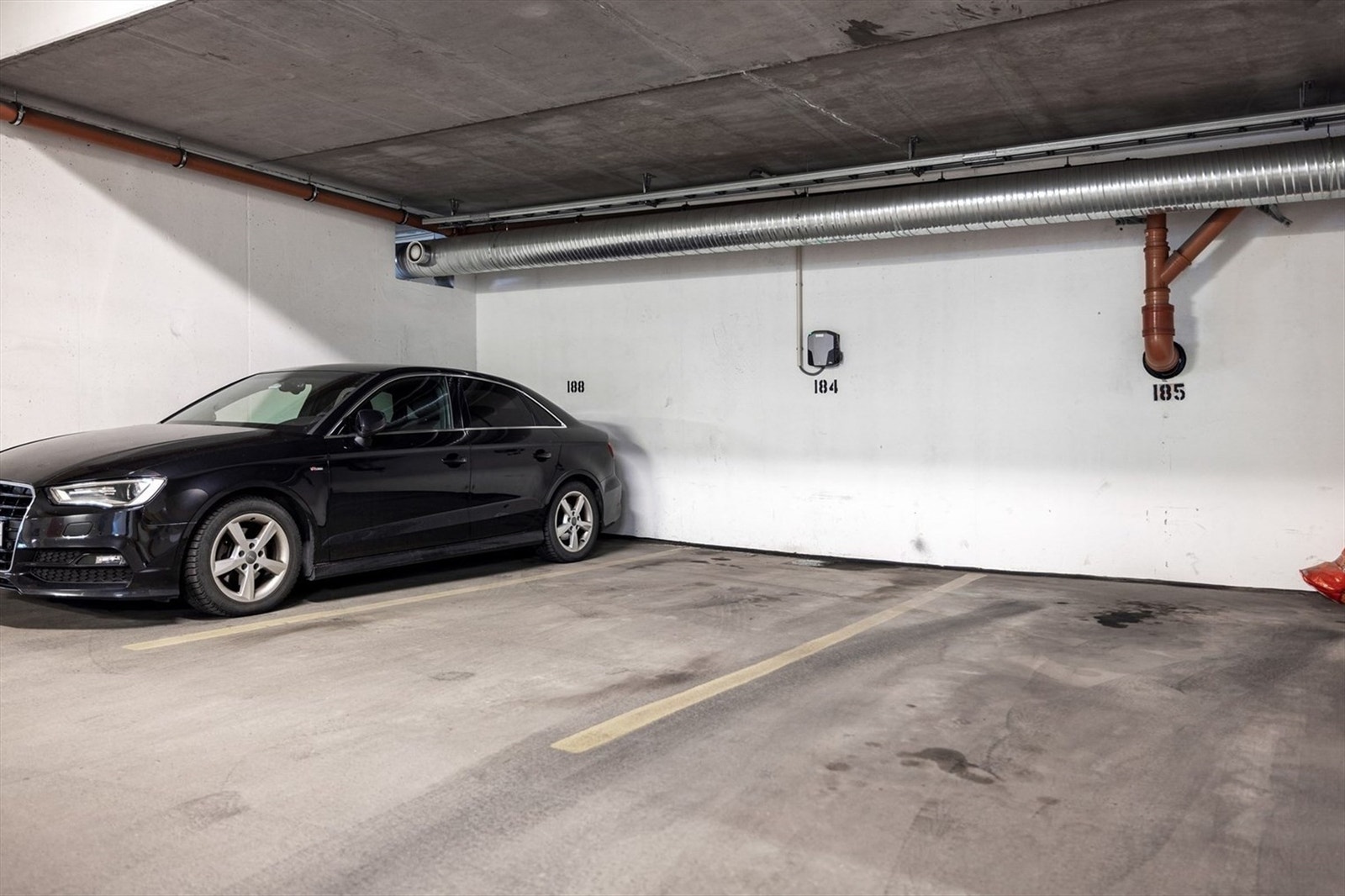 Egen parkeringsplass i felles garasjeanlegg. Galleribilde