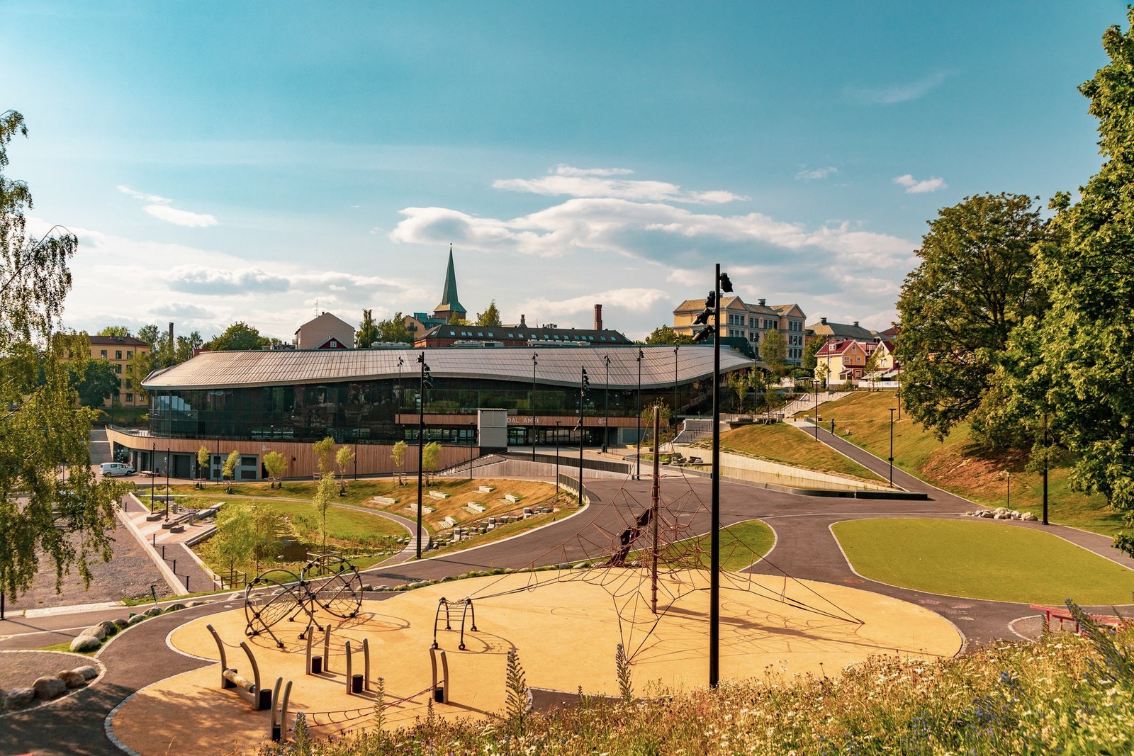 Jordal Amfi ligger et steinkast unna boligen og er en stor idrettsarena med ulike aktivitetstilbud for små som store. Galleribilde