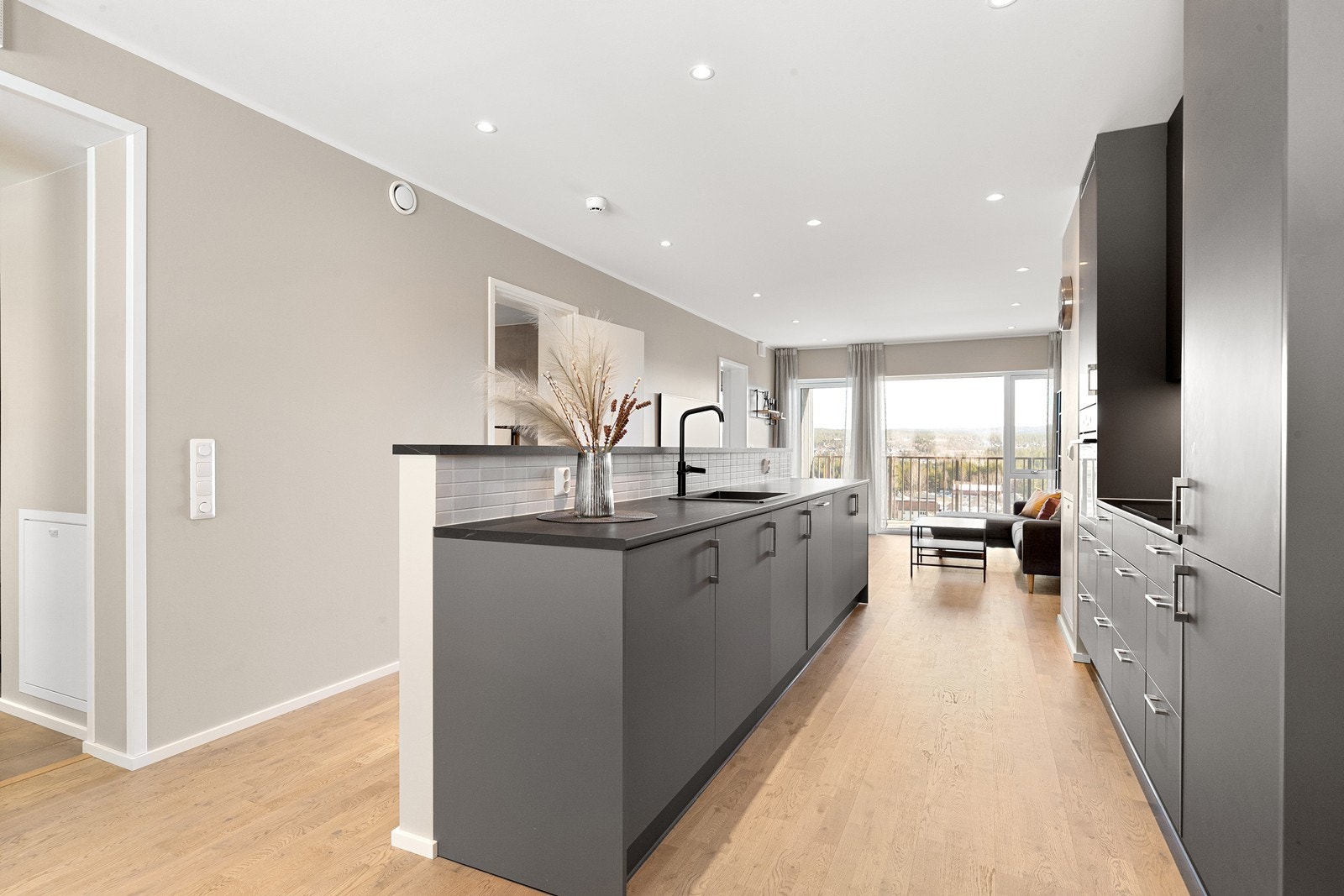 Kjøkken med alt av hvitevarer Galleribilde