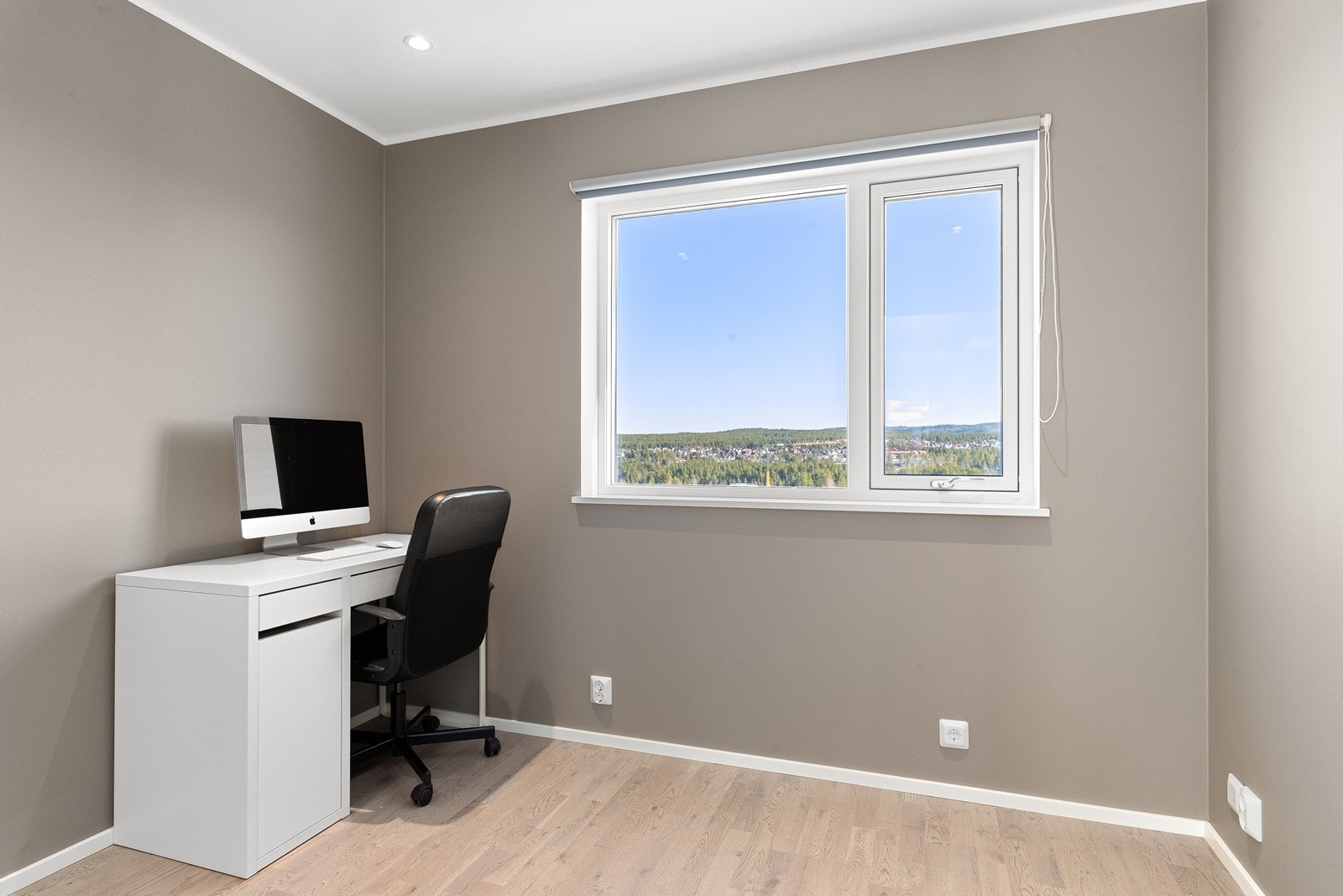 Det er stue og soverom i Penthousen Galleribilde