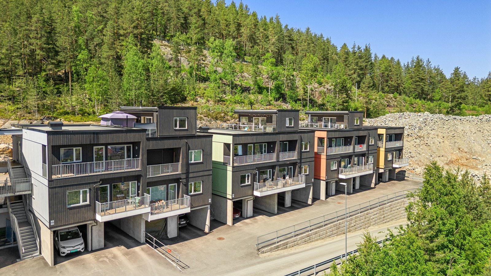 Egen parkering med plass til 2 bilder, samt isolert sportsbod Galleribilde