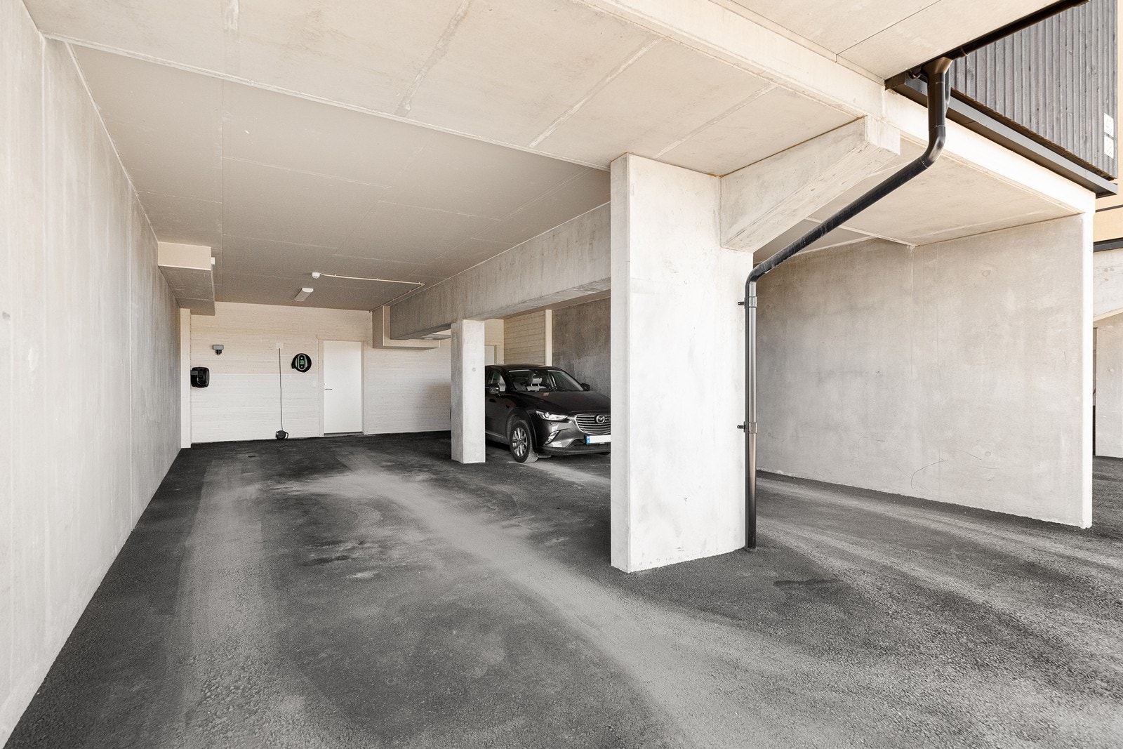 Parkering med plass til 2 biler, venstre side, med bod i bakkant Galleribilde