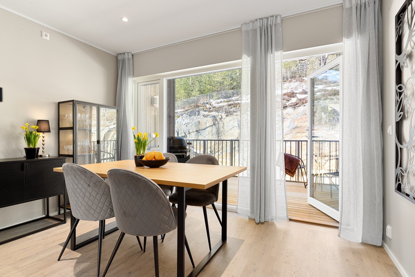 På den andre siden ved spiseplass er det også en balkong Galleribilde