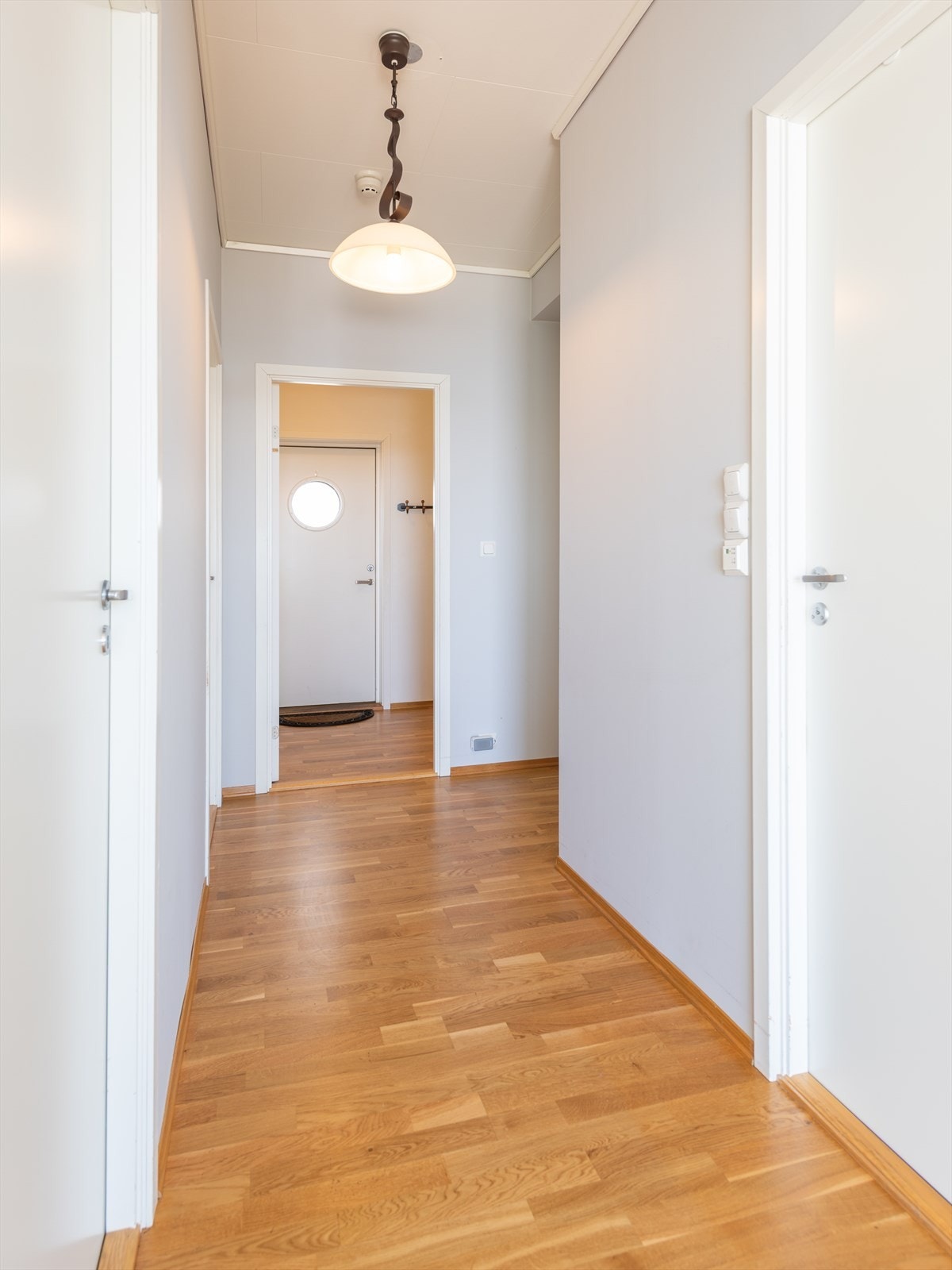 Videre inn er det 2. soverom, bad og eget vaskerom. Galleribilde