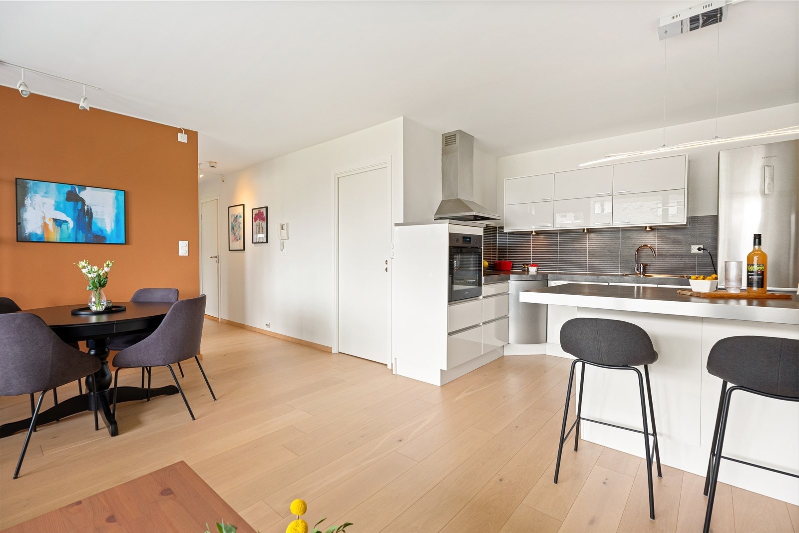 En romslig og pen stue med god plass til sofa og spisegruppe Galleribilde