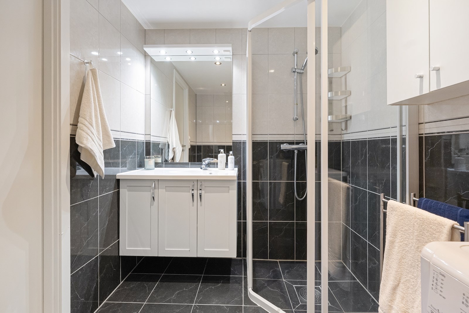 Helfliset bad med dusjhjørne og plass til vaskemaskin Galleribilde