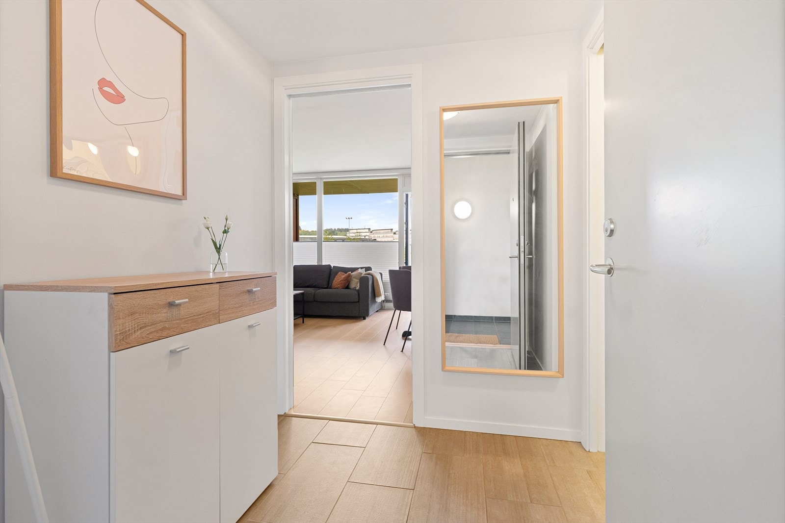 Gang. Det er også inngang til innvendig bod herfra. Galleribilde