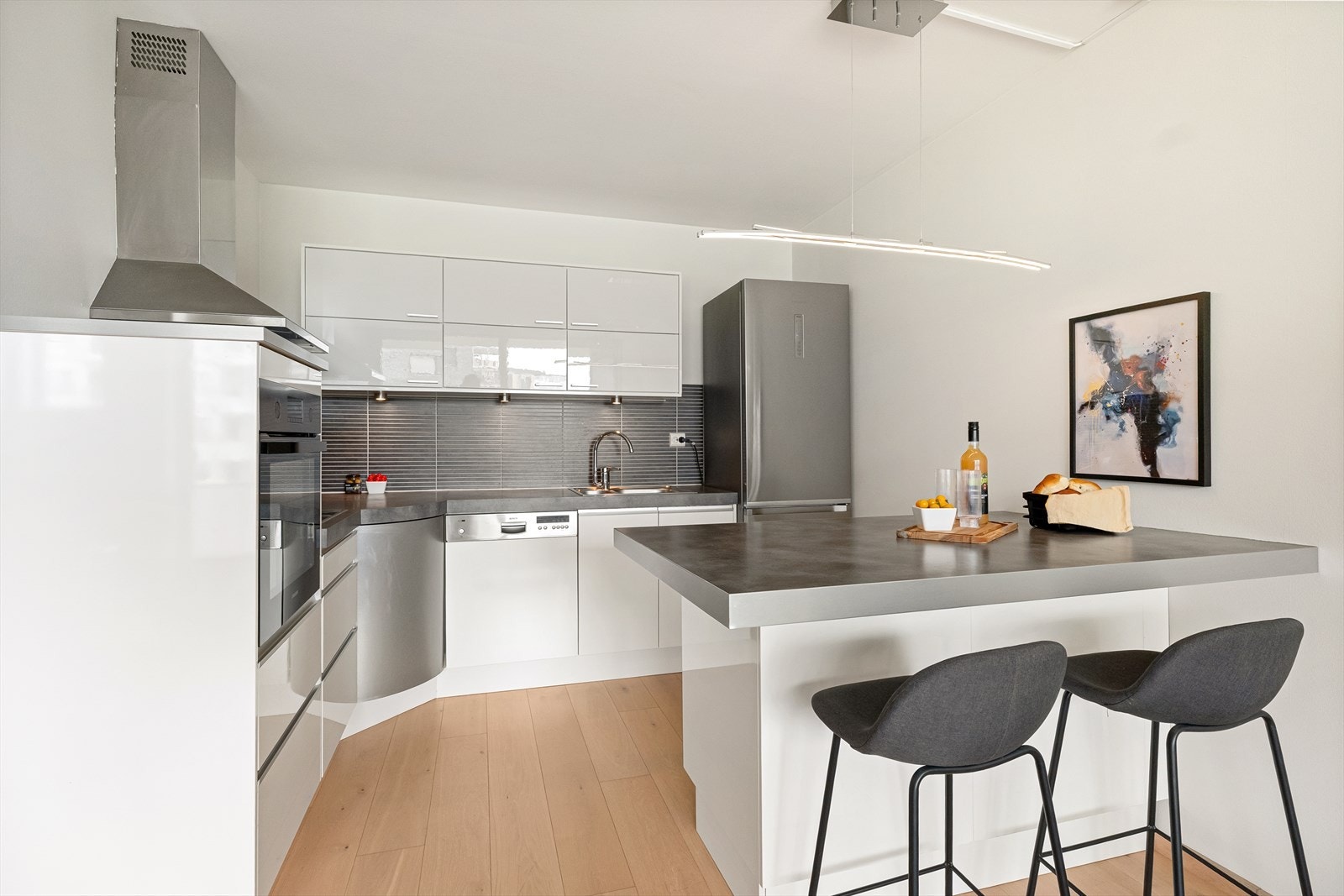 Kjøkken med integrert komfyr, platetopp og oppvaskamskin Galleribilde