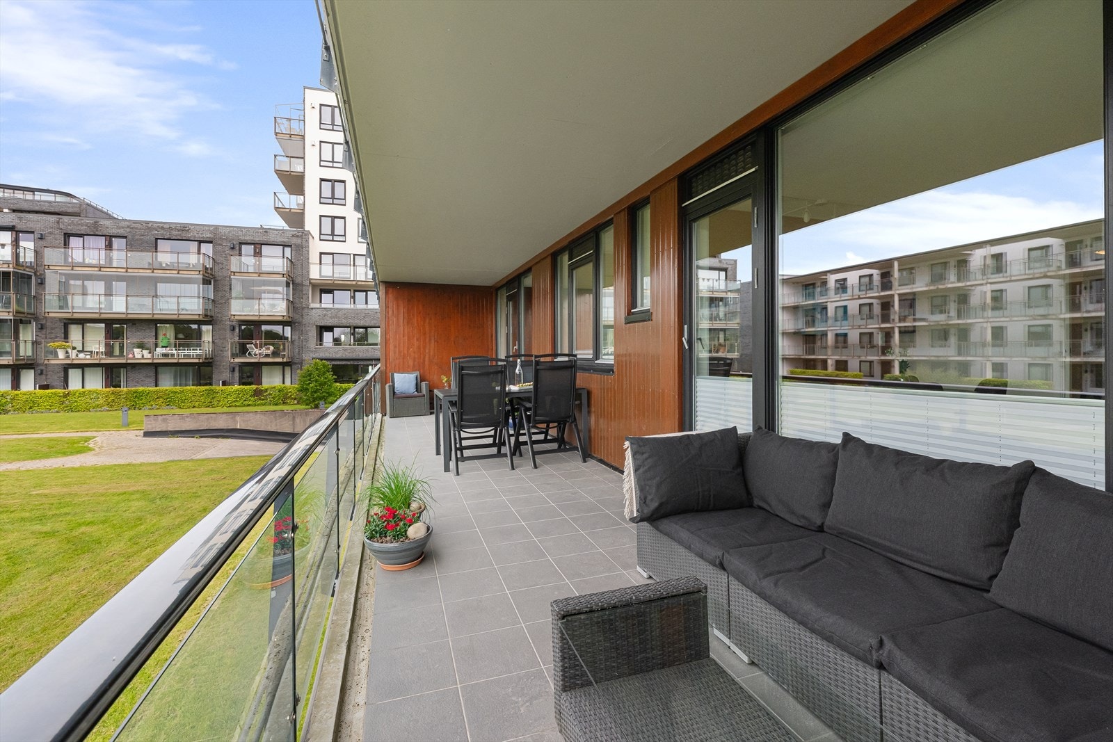 Balkongen er av meget god størrelse. Her kan du lage deg mange kjekke soner. Galleribilde