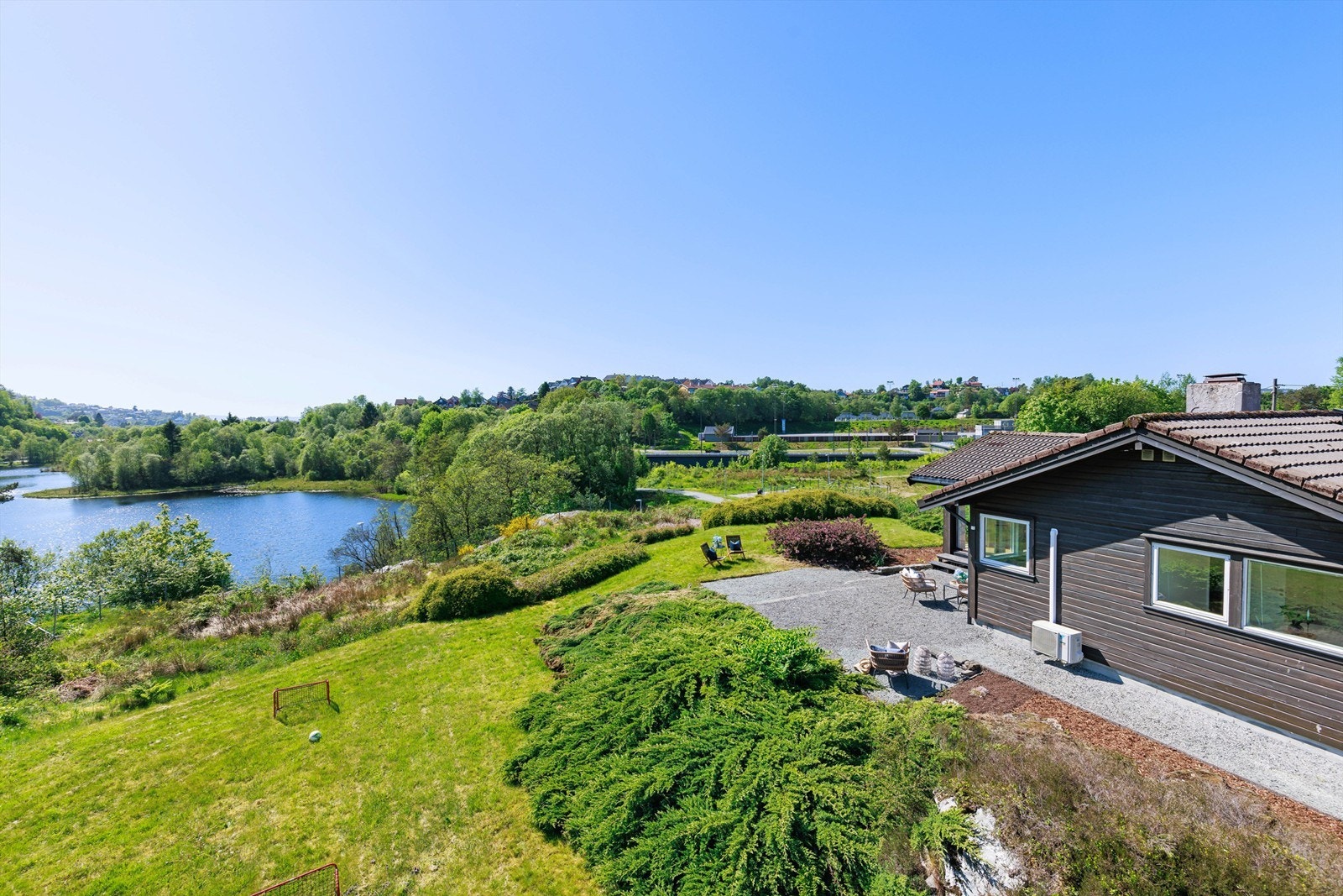 Velkommen til Bjørkåsen 40! Enebolig i enden av blindvei med idyllisk og usjenert beliggenhet rett ved Tranevannet. Galleribilde