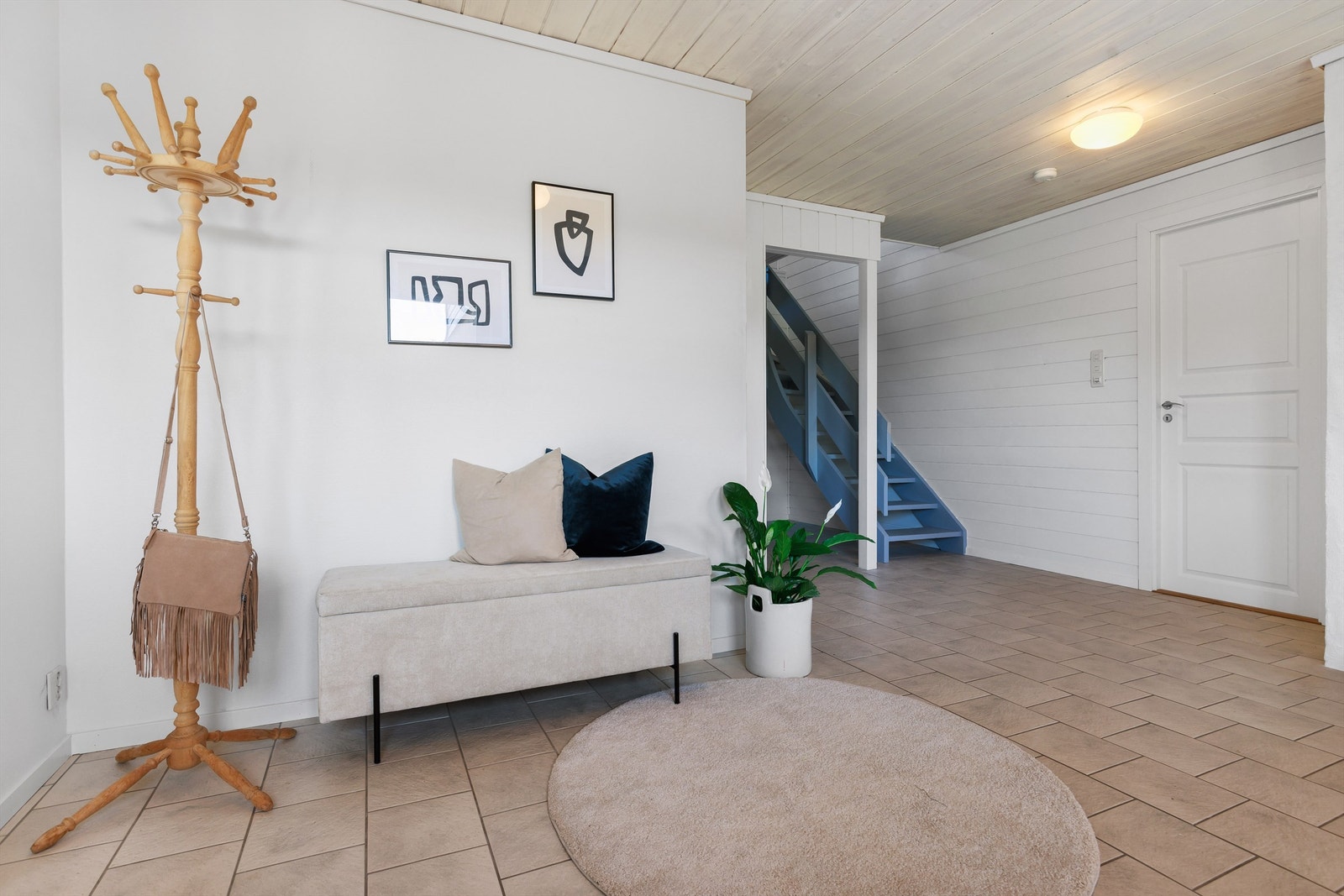 Det er romslig gang i underetasjen belagt med fliser. Varme i gulvet. Galleribilde