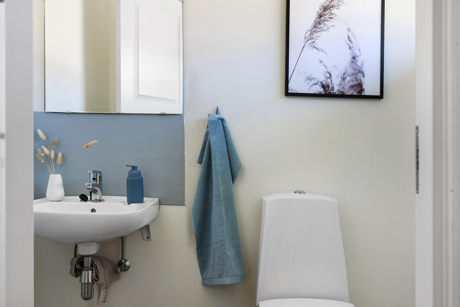 Veldig praktisk gjestetoalett rett ved inngangsdør. Galleribilde