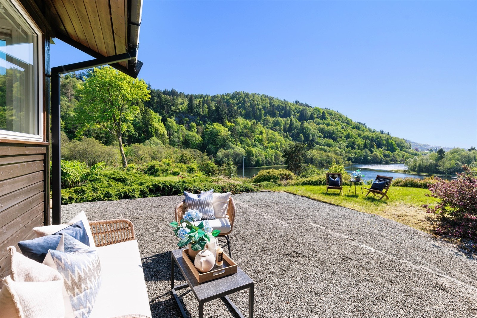 Her kan du sitte i helt usjenerte omgivelser. Idyllisk utsikt over Tranevannet. Galleribilde