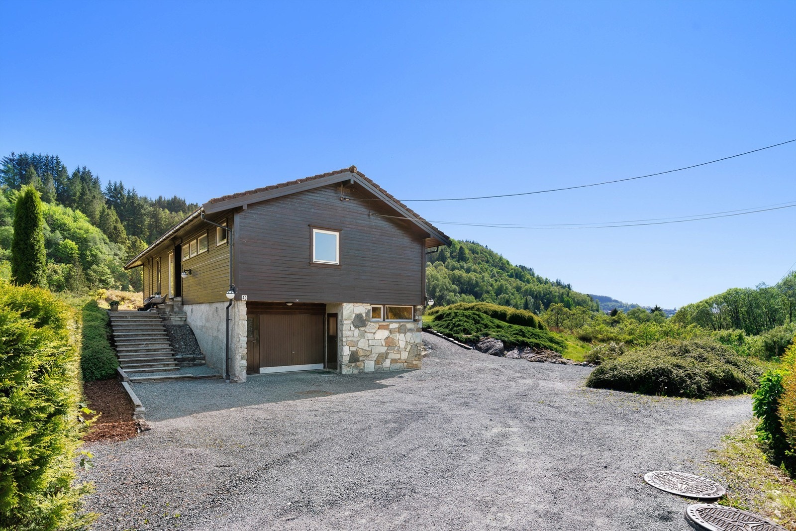 Boligen ligger i enden av blindvei og har derfor rikelig med biloppstillingsplasser. Det er også innbygget garasje i boligen. Galleribilde