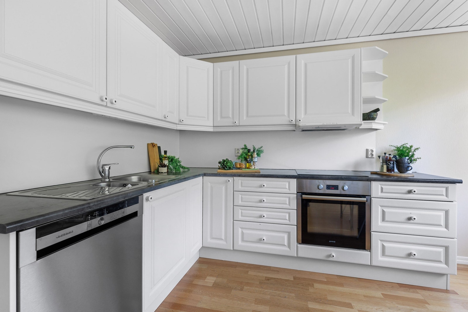 Kjøkken med hvite profilerte fronter. Galleribilde