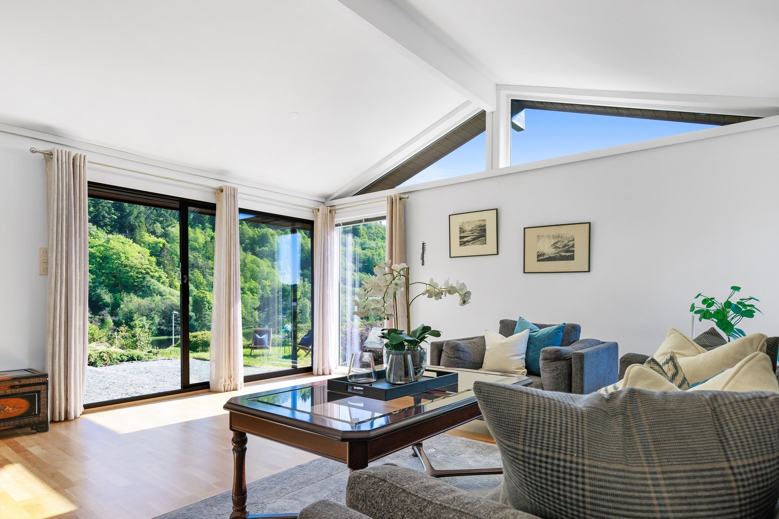 Stor stue og rikelig med vindusareal og lysinnslipp. Galleribilde