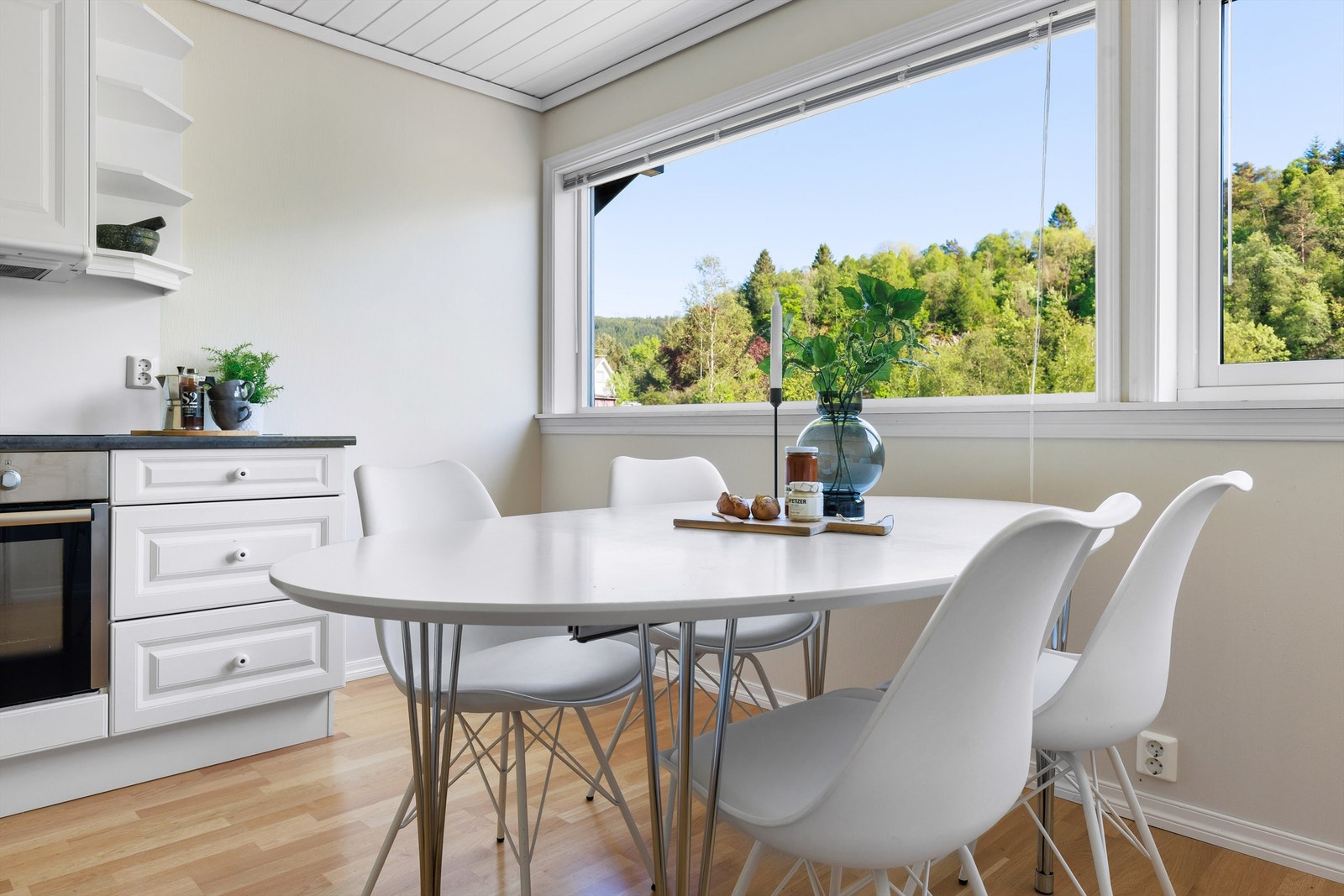 Det er også plass til frokostbord på kjøkkenet. Galleribilde