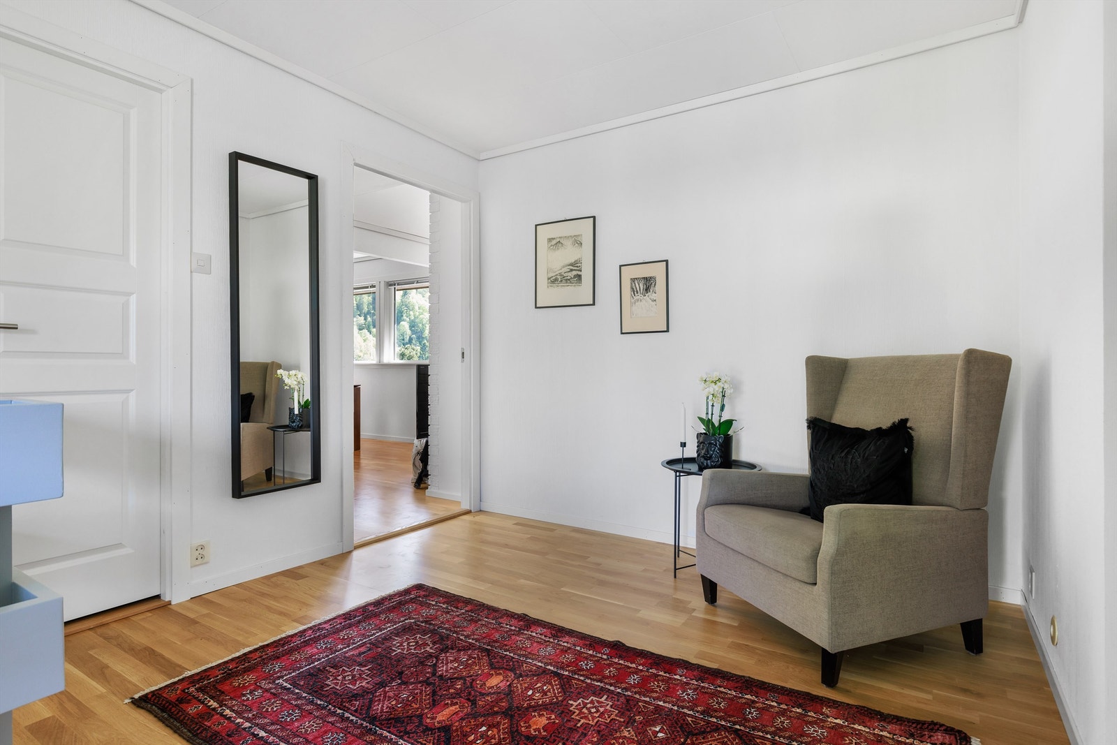 Fra entré kommer du inn i en stor mellomgang. Her er er det adkomst til stue/kjøkken, soveromsfløy og underetasjen. Galleribilde