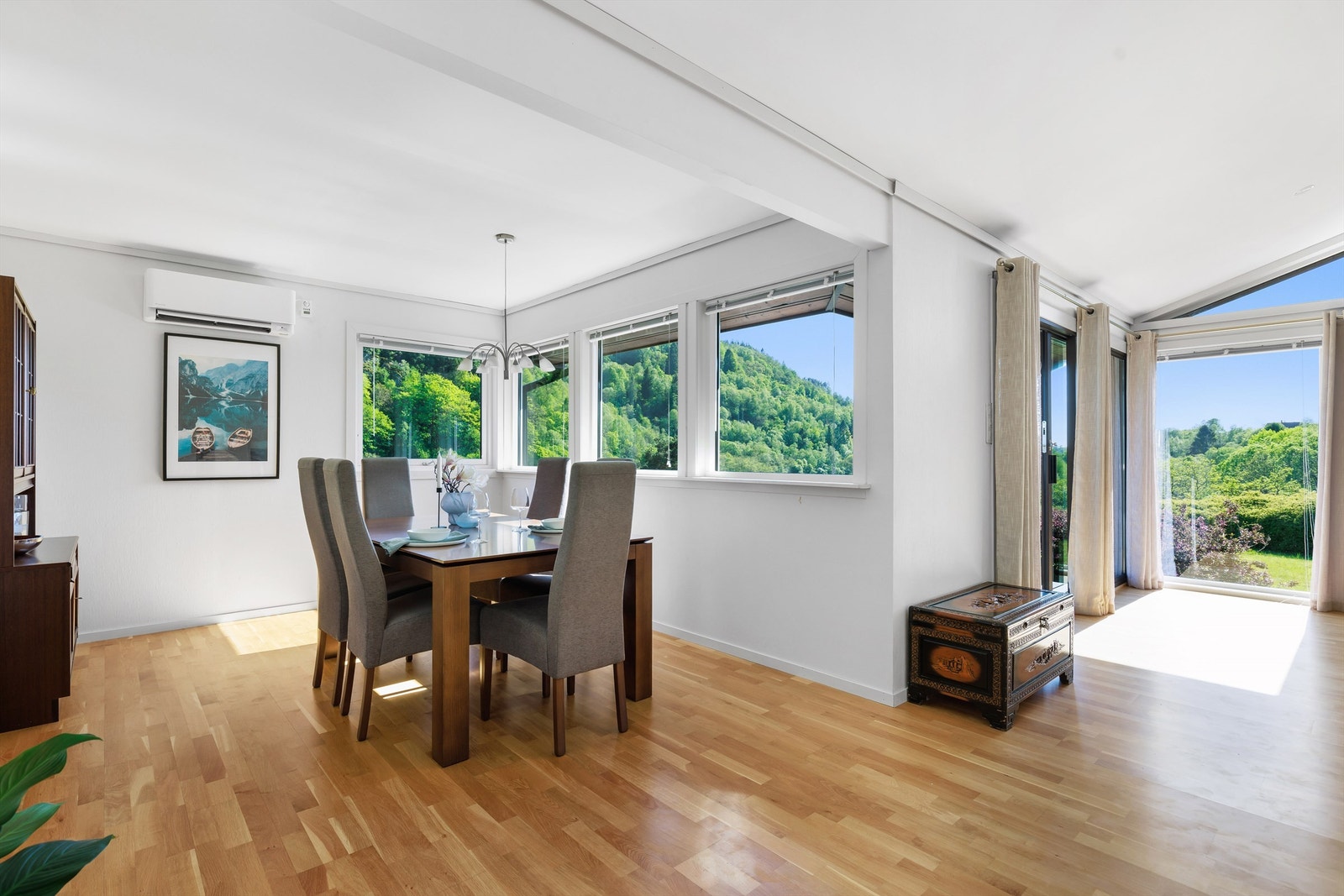 Mellom stue og kjøkken er det perfekt plass for spisegruppen. Varmepumpe skaper et behagelig inneklima. Galleribilde