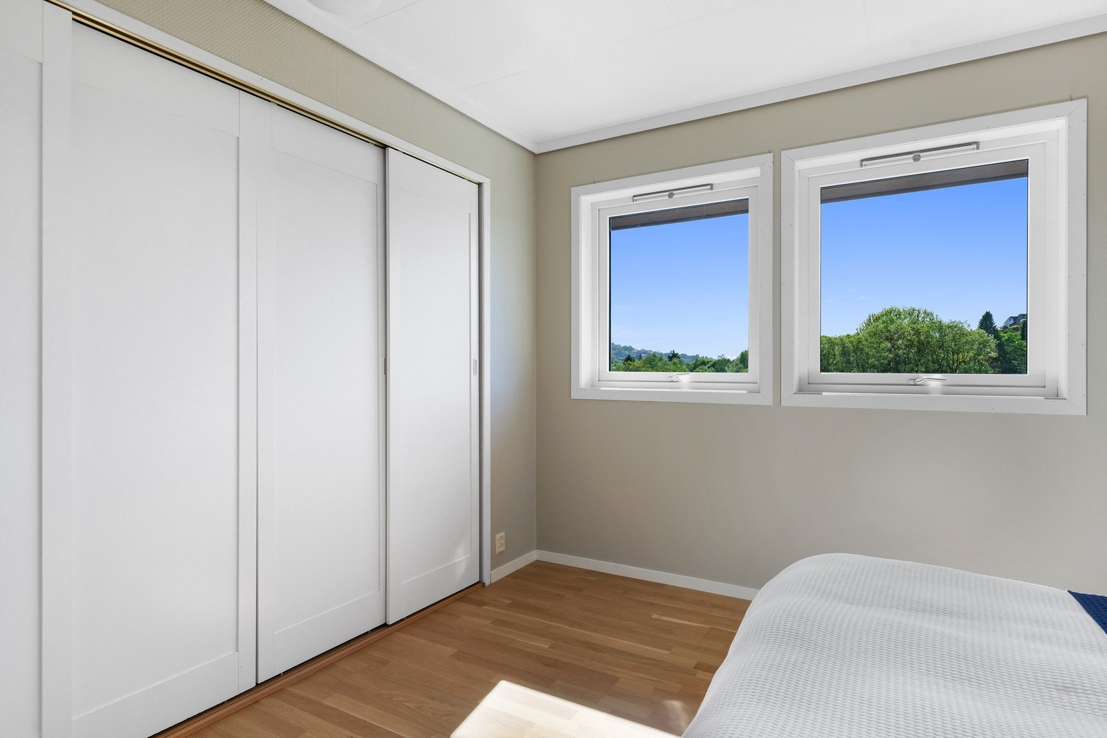 Stor innebygget skyvedørsgarderobe. Galleribilde