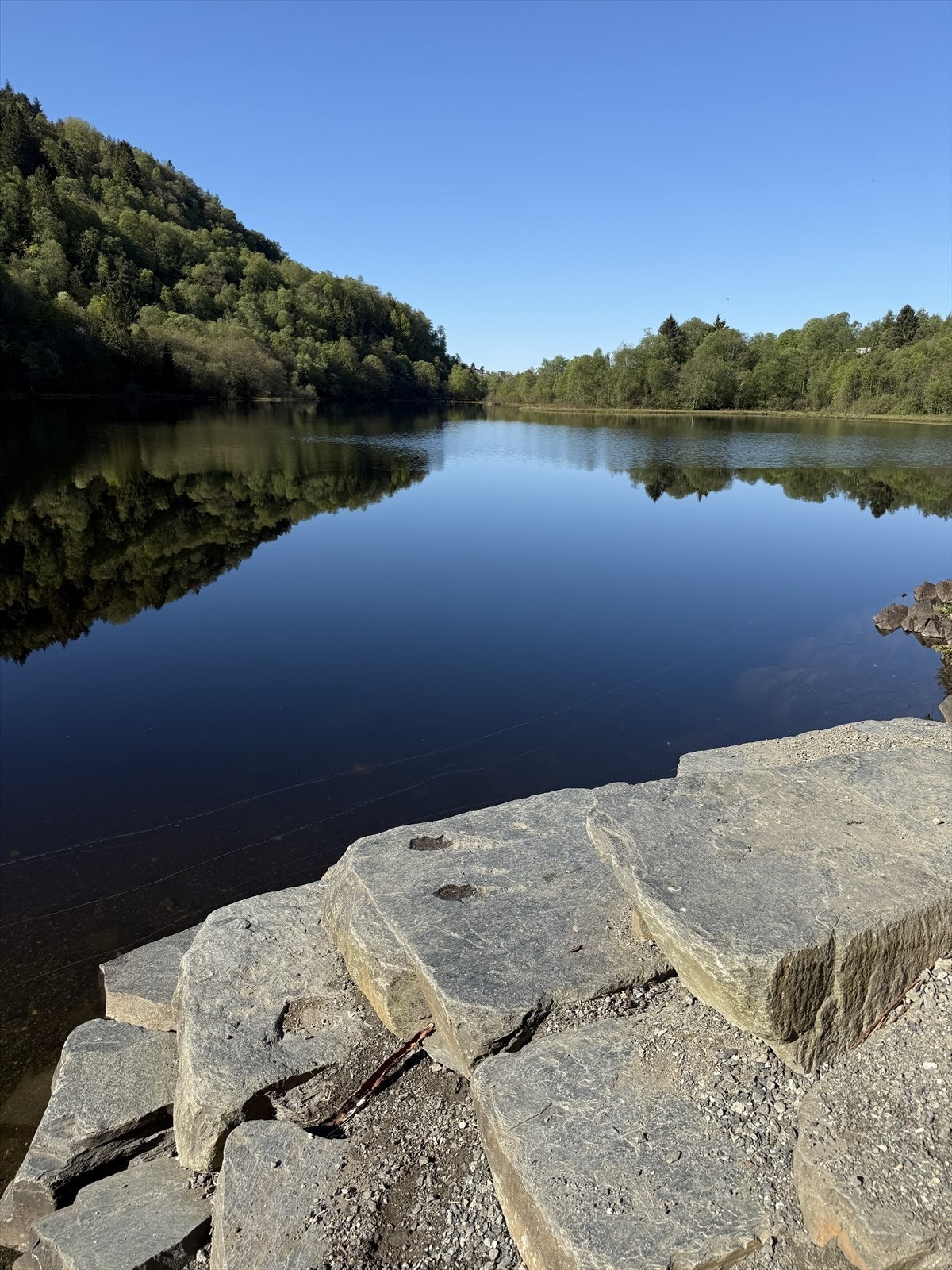 Steintrapper ned til vannet. Galleribilde