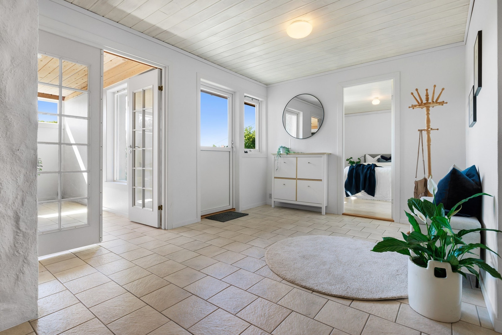 Det er romslig gang i underetasjen belagt med fliser. Varme i gulvet. Galleribilde